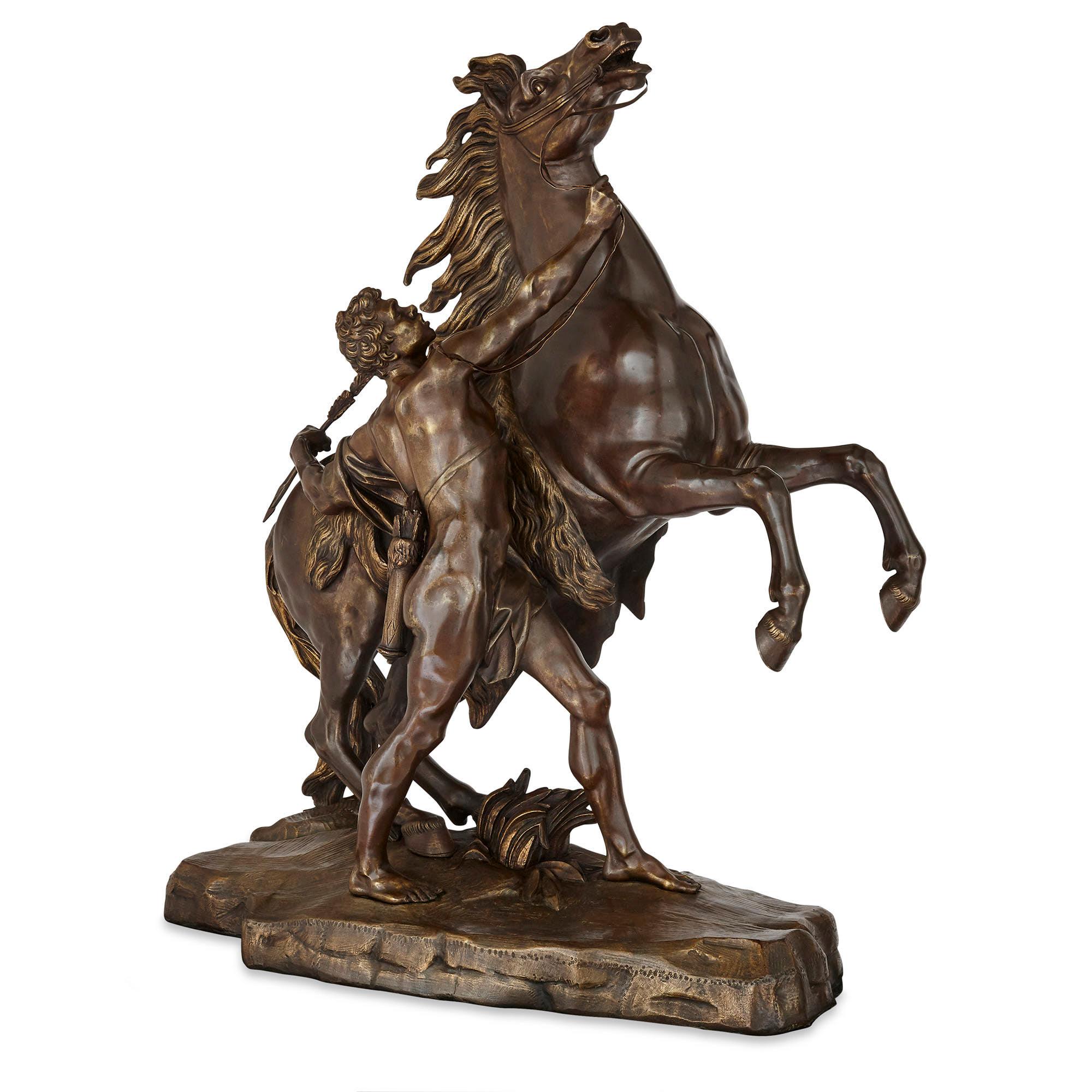 Paire de très grands chevaux marbrés en bronze patiné avec piédestaux en marbre en vente 1