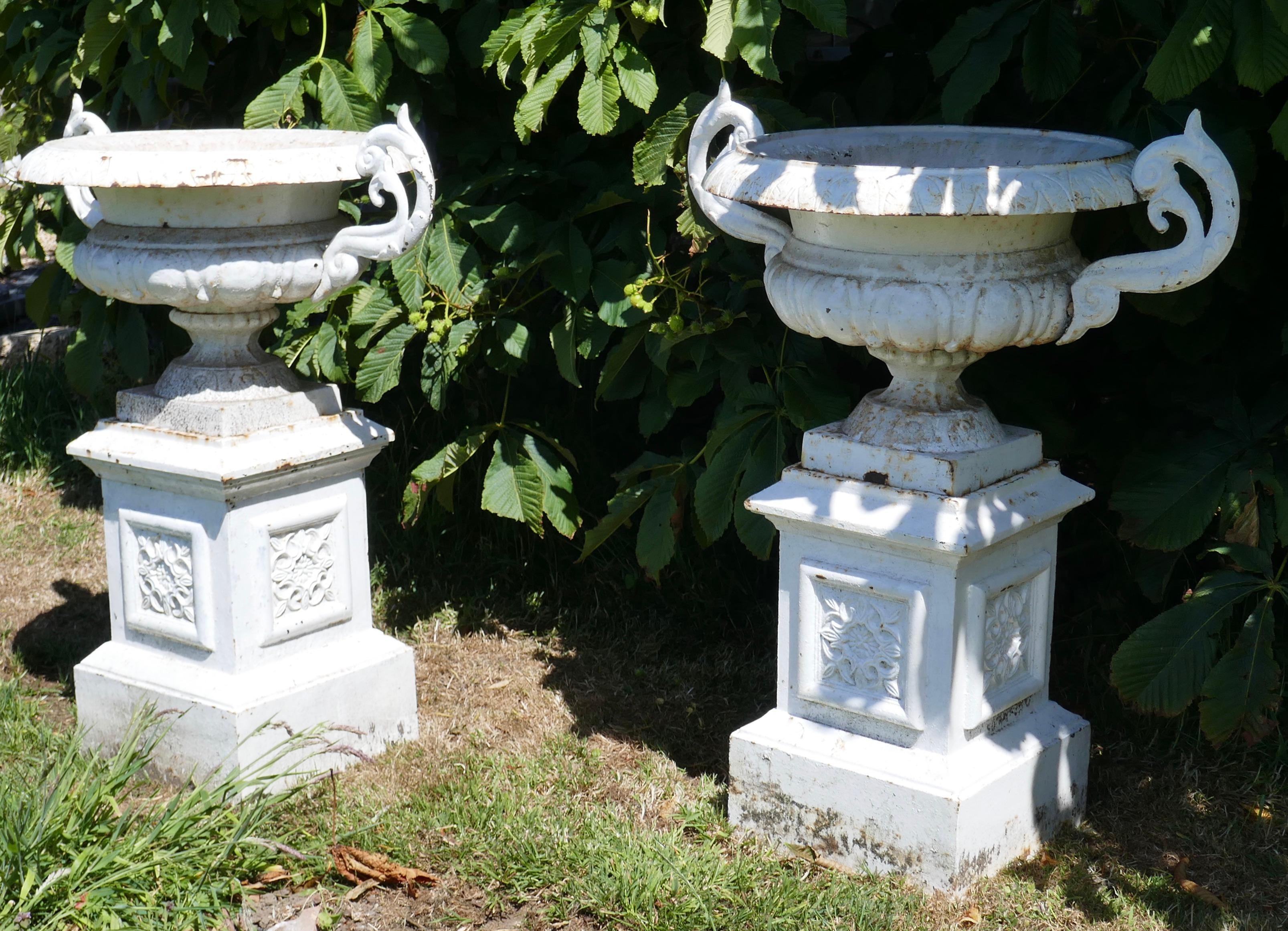 Pair of Very Large Victorian Cast Iron Garden Urns, Garden Planters In Good Condition In Chillerton, Isle of Wight