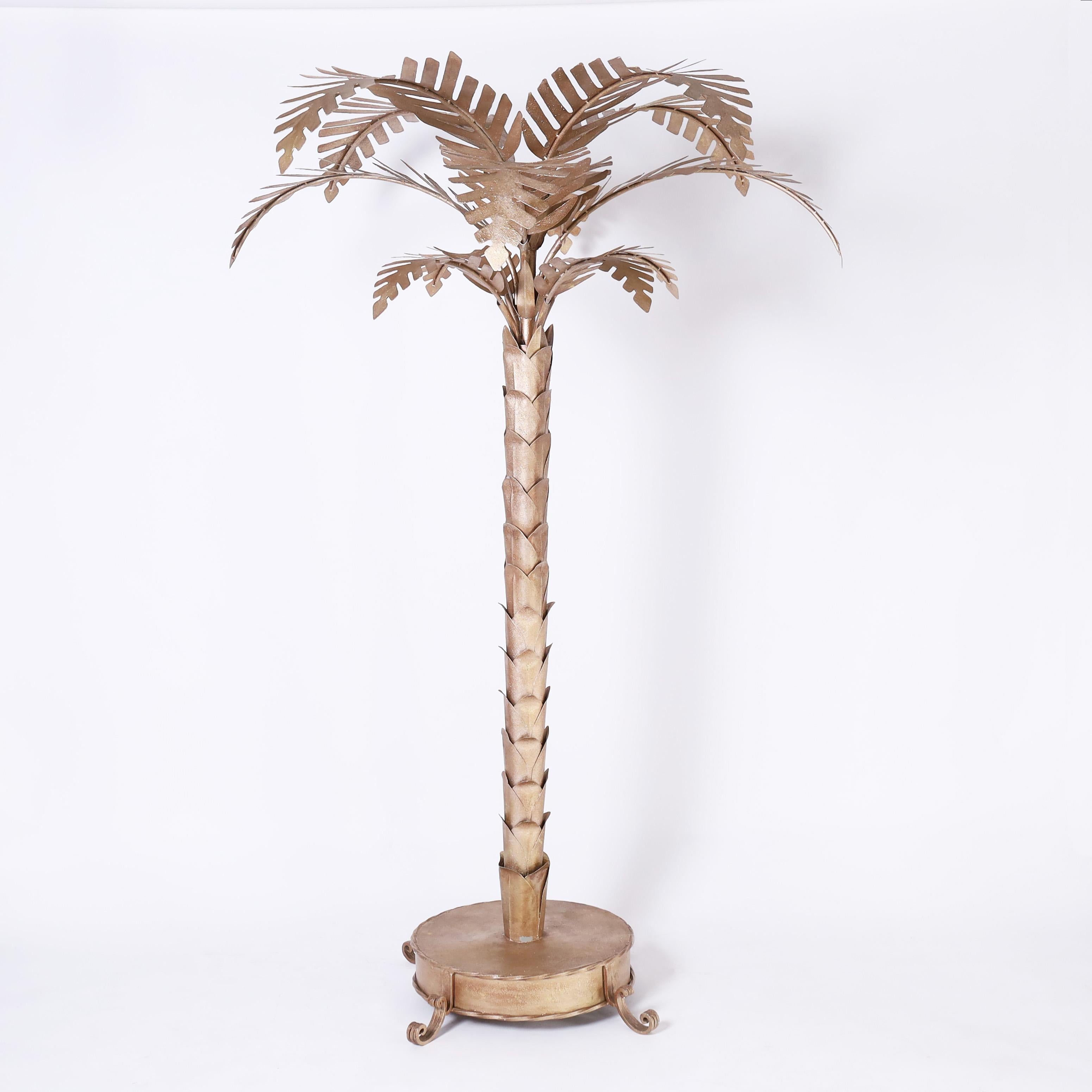 Paire de sculptures de palmiers stylisés de taille réelle, datant du milieu du siècle, fabriquées à la main en métal avec une finition chic de tonalité dorée. Démontable pour faciliter l'expédition.