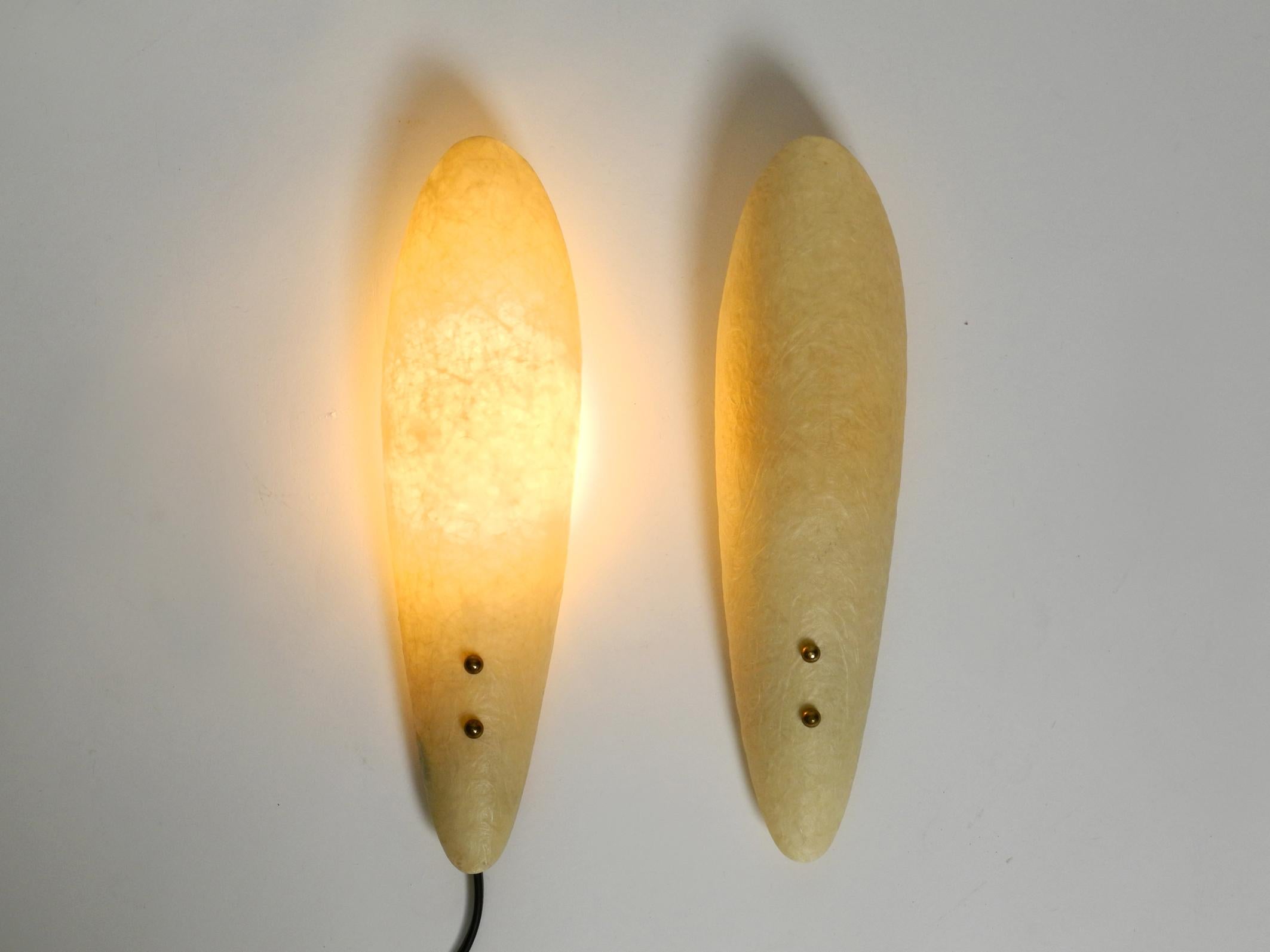 Pair of Very Nice Long Mid-Century Modern Fiberglass Brass Wall Lights In Good Condition For Sale In München, DE