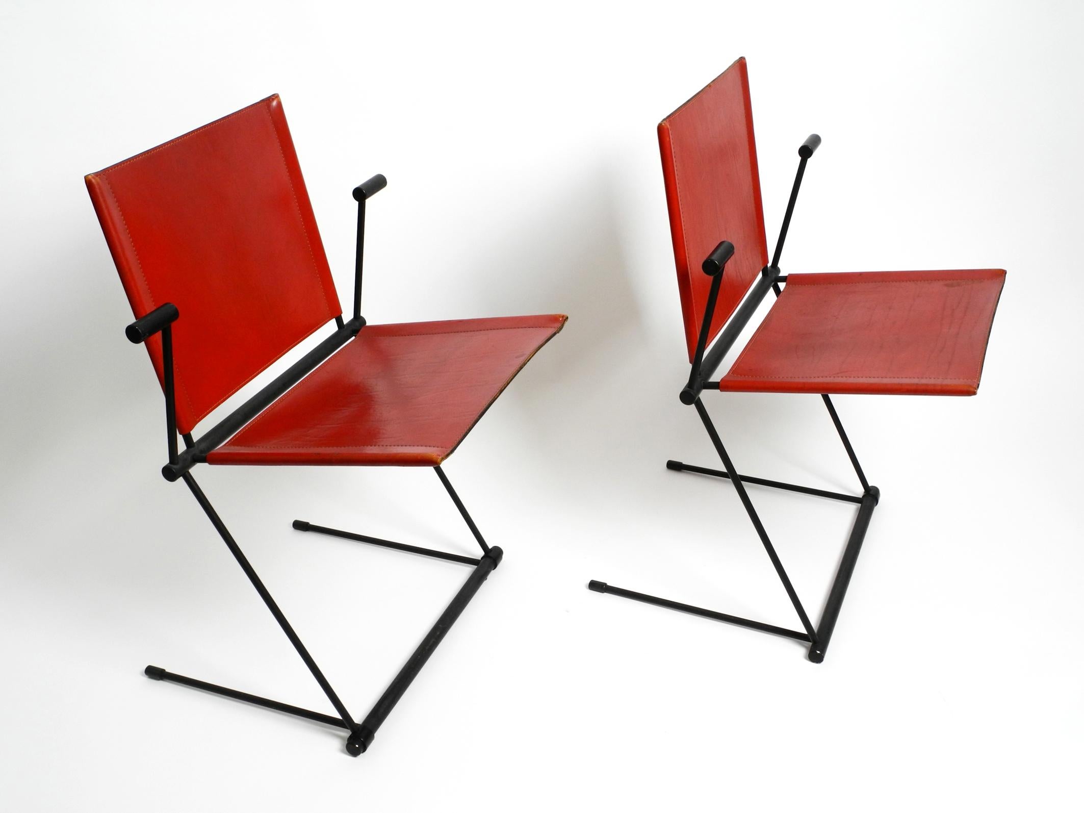 Pair of very rare cantilever leather chairs by Herbert Ohl model Ballerina.
Manufactured by Matteo Grassi. Made in Italy.
The cantilever chairs are made of black lacquered spring steel.
The seat and backrest are made of solid dark red core