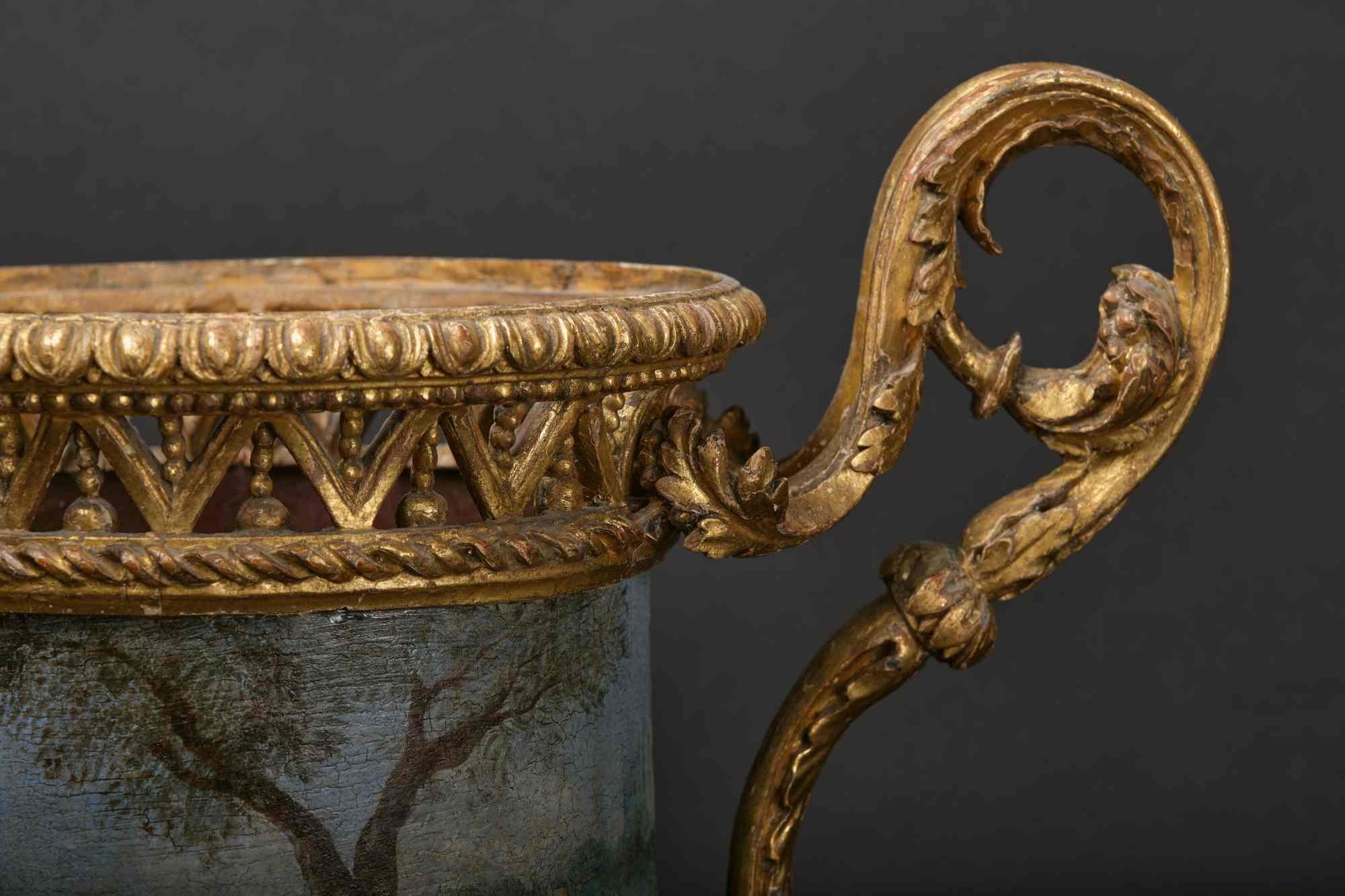 Paire de vases en bois sculptés et dorés très rares avec cache-pot en métal peint en feuille en vente 4
