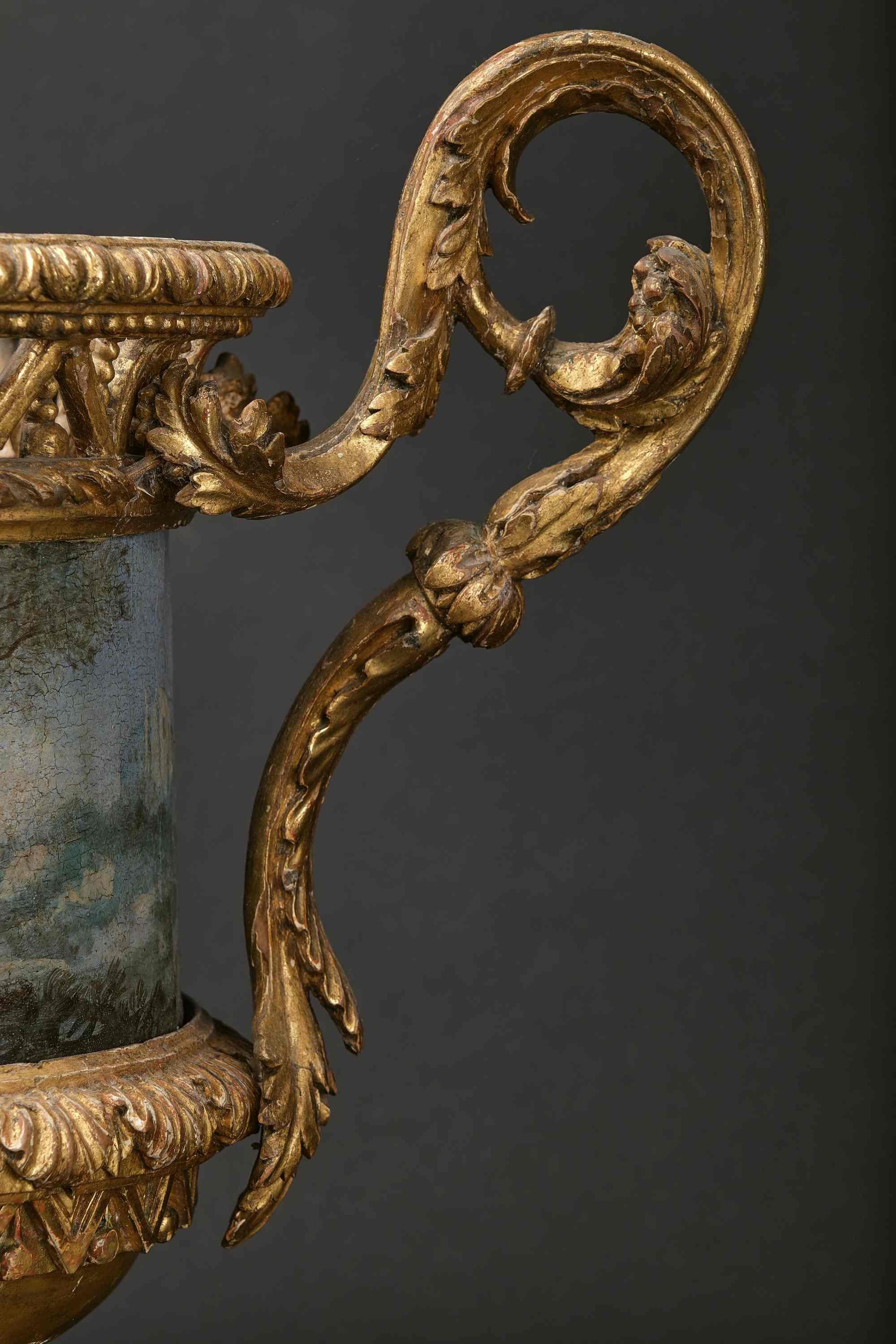 Paire de vases en bois sculptés et dorés très rares avec cache-pot en métal peint en feuille en vente 5