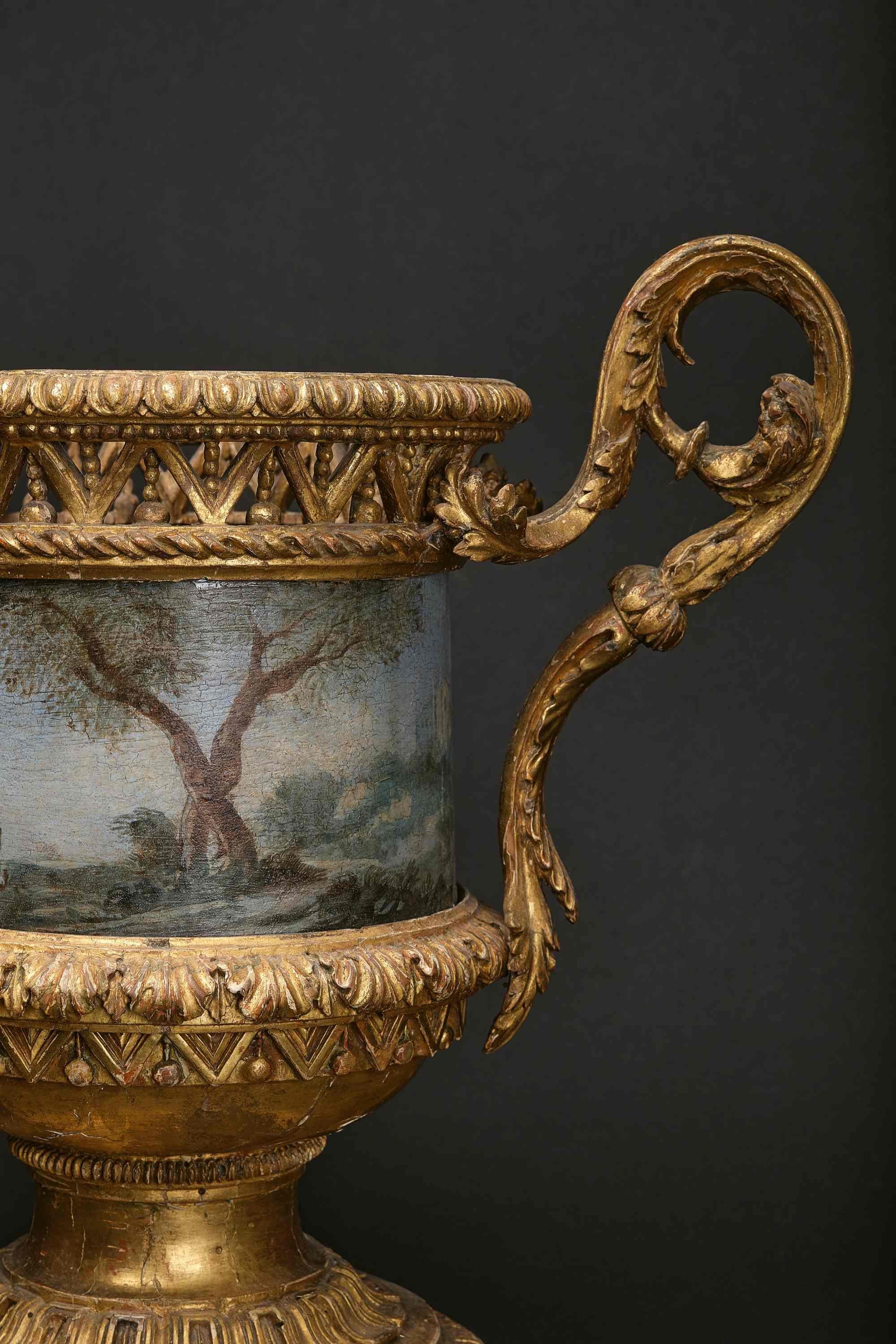 Paire de vases en bois sculptés et dorés très rares avec cache-pot en métal peint en feuille en vente 6