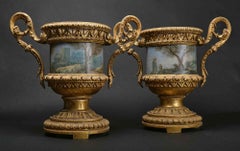 Paire de vases en bois sculptés et dorés très rares avec cache-pot en métal peint en feuille