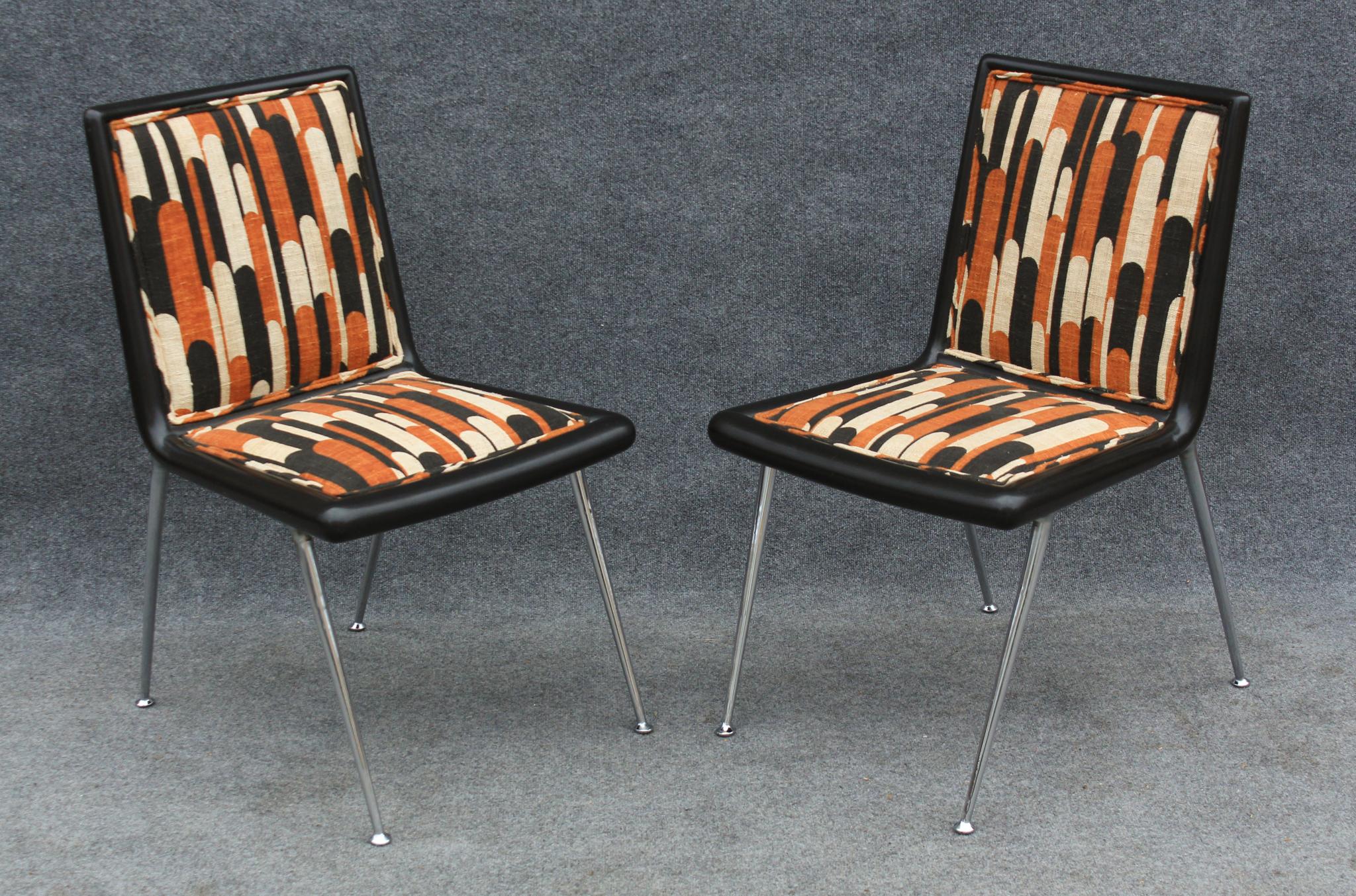 Mid-Century Modern Paire de très rares chaises d'appoint T. H. Robsjohn Gibbings en bois, nickel et tissu d'ameublement en vente