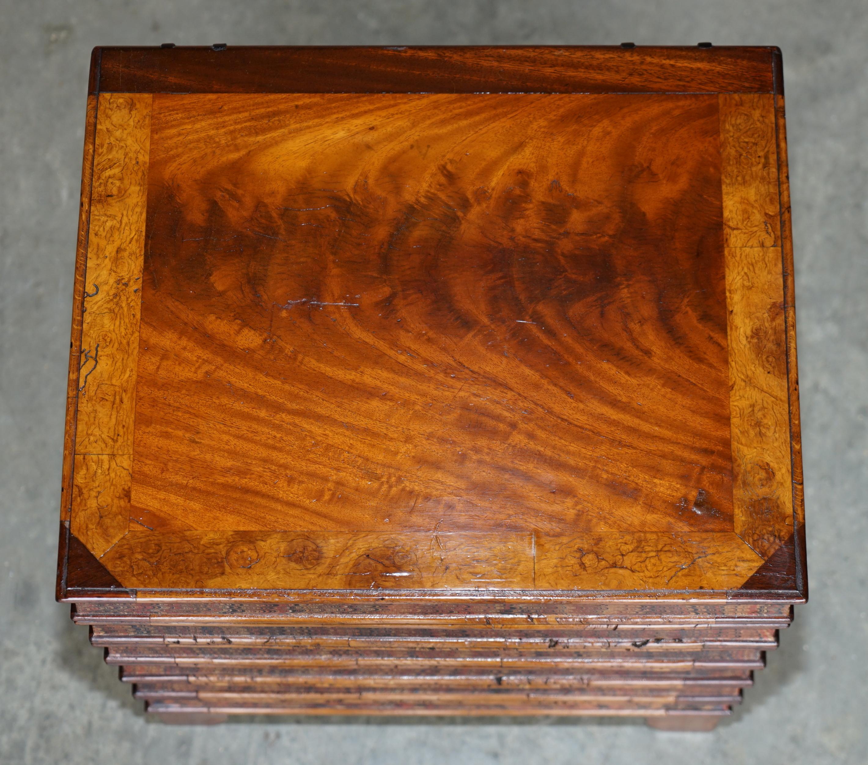 Fait main Paire de très rares tables d'appoint empilables en bois de feuillus vintage pour livres de rangement interne en vente