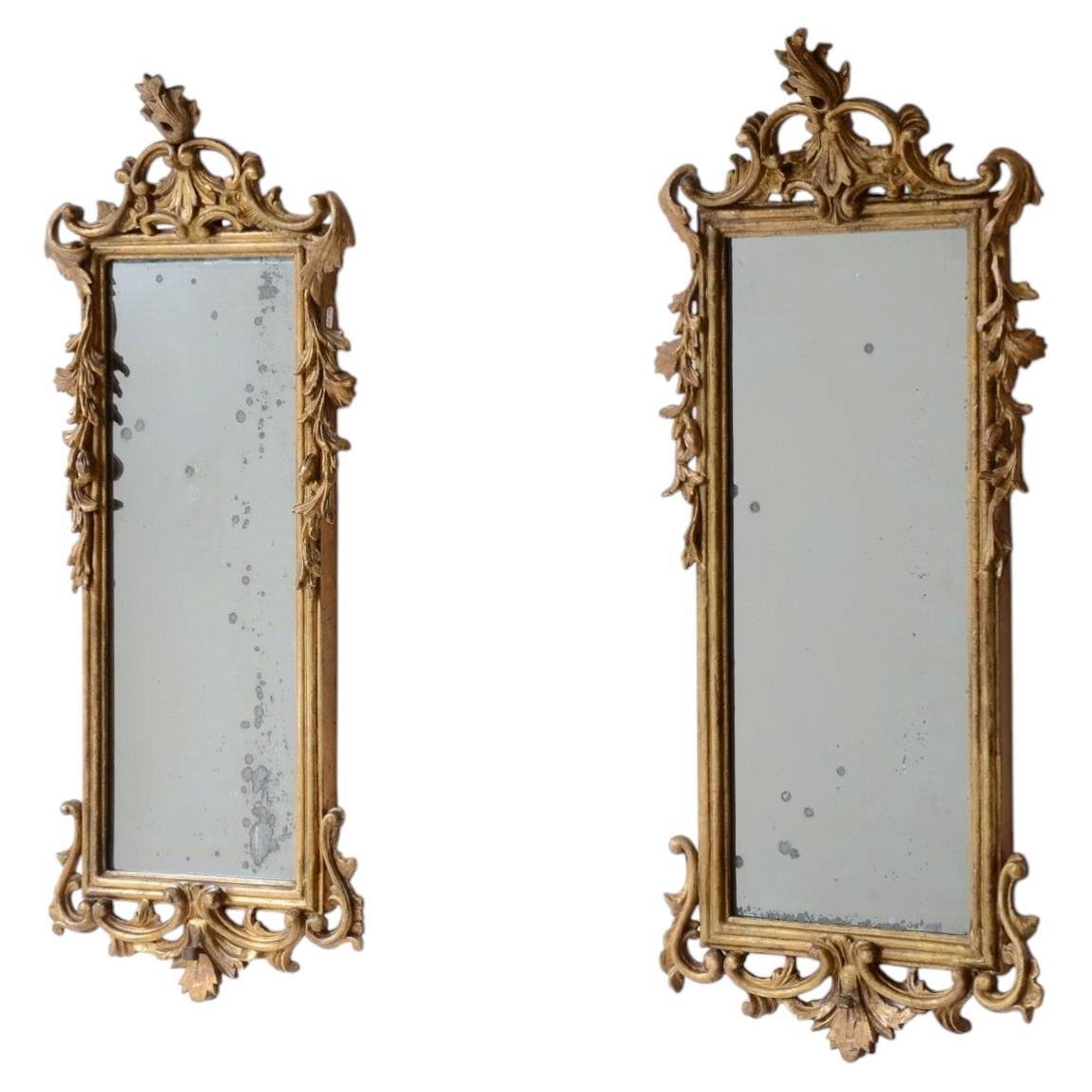 Pair of very refined and elegant carved and gilded wooden For Sale