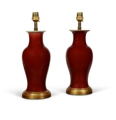 Par de lámparas de mesa chinas muy pequeñas de porcelana con forma de balaustre «Sang de Boeuf»