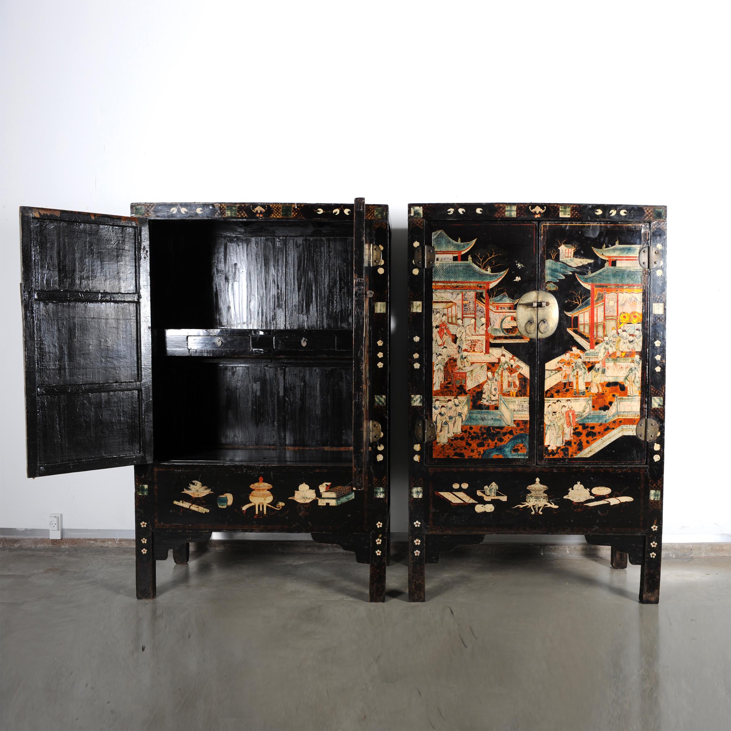 Pair of Very Unusual and Rare 18th Century Chinese Qing Dynasty Cabinets In Good Condition In Kastrup, DK