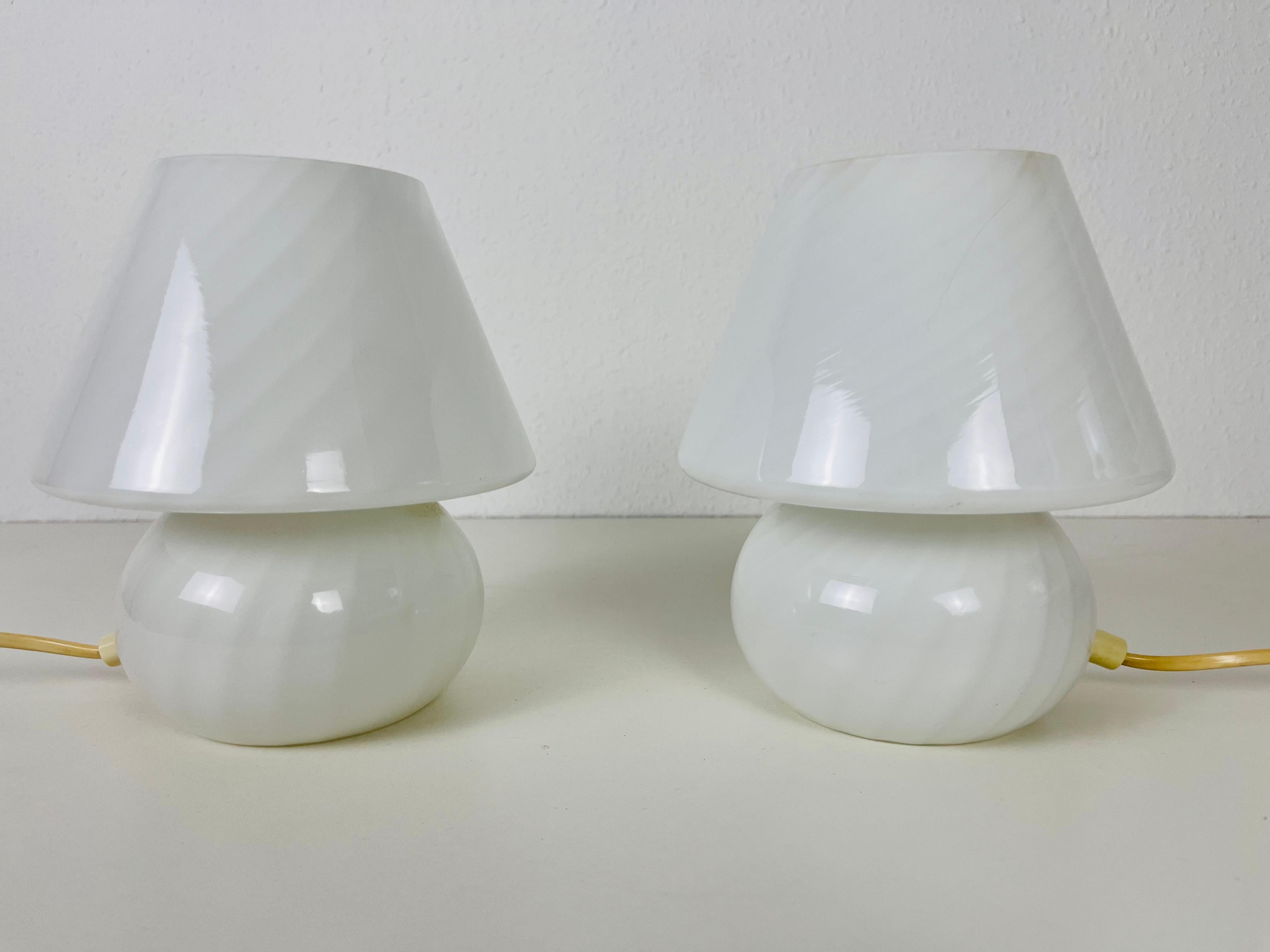 Pair of beautiful Italian table lamps by Vetri d‘Arte Murano. They have a extraordinary mushroom shape. Very good vintage condition.

Works with both 120/220V. Free worldwide express shipping.