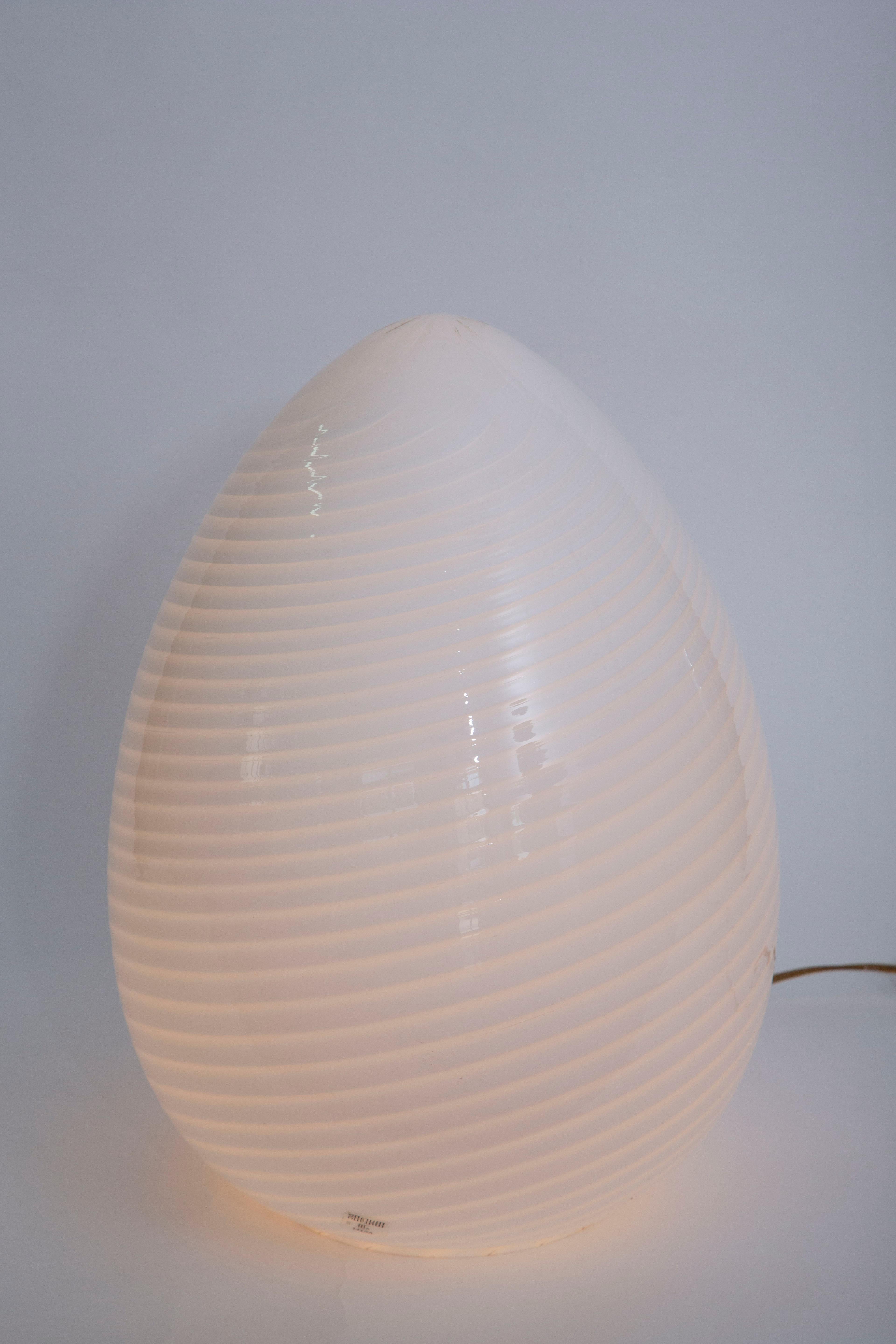 Paire de lampes œuf en blanc de Vetri Murano, Murano, Italie, 1965 Bon état - En vente à Miami, FL
