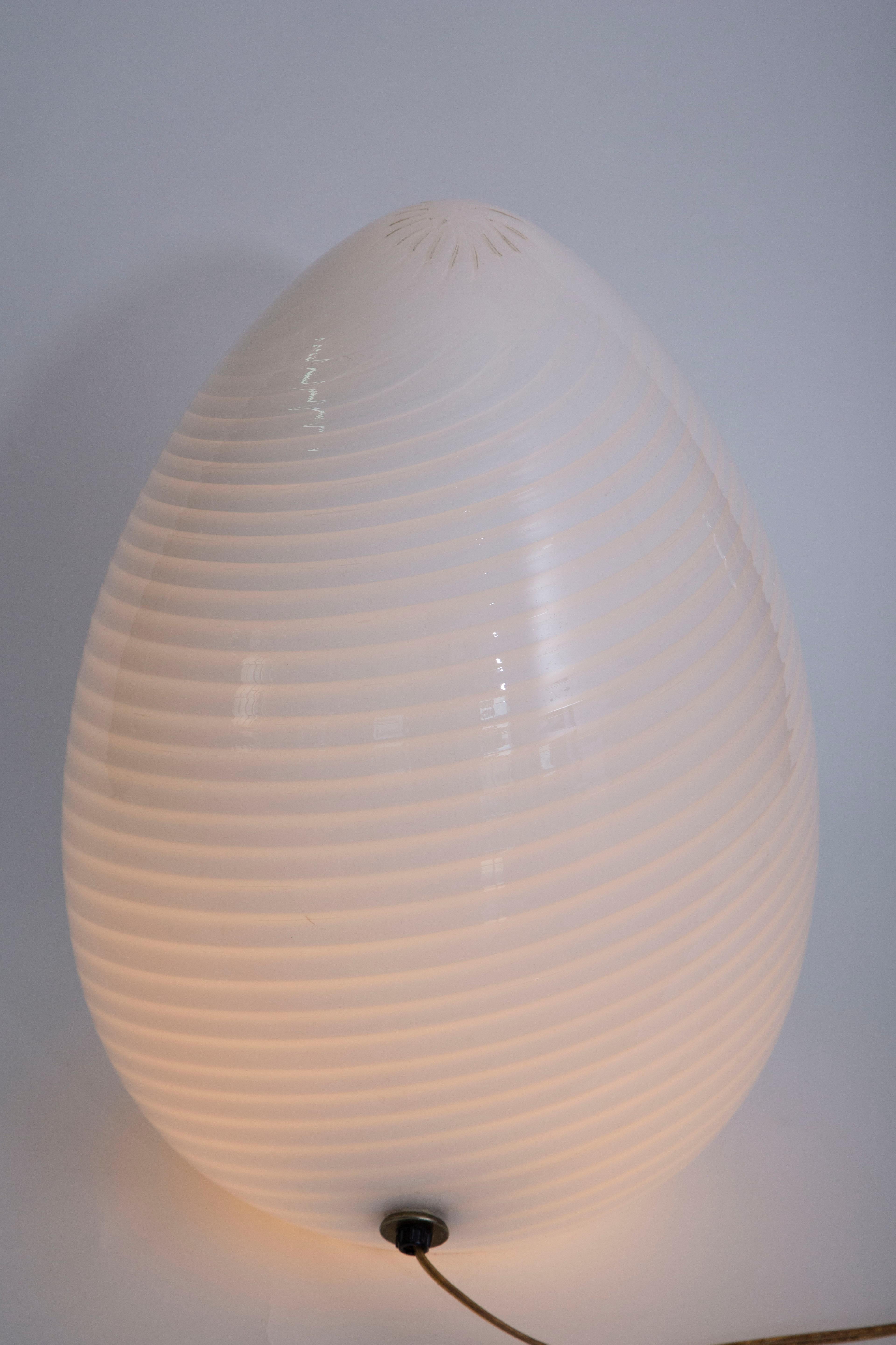 Pair of Vetri Murano Egg Lamps in White, Murano, Italy, 1965 In Good Condition For Sale In Miami, FL