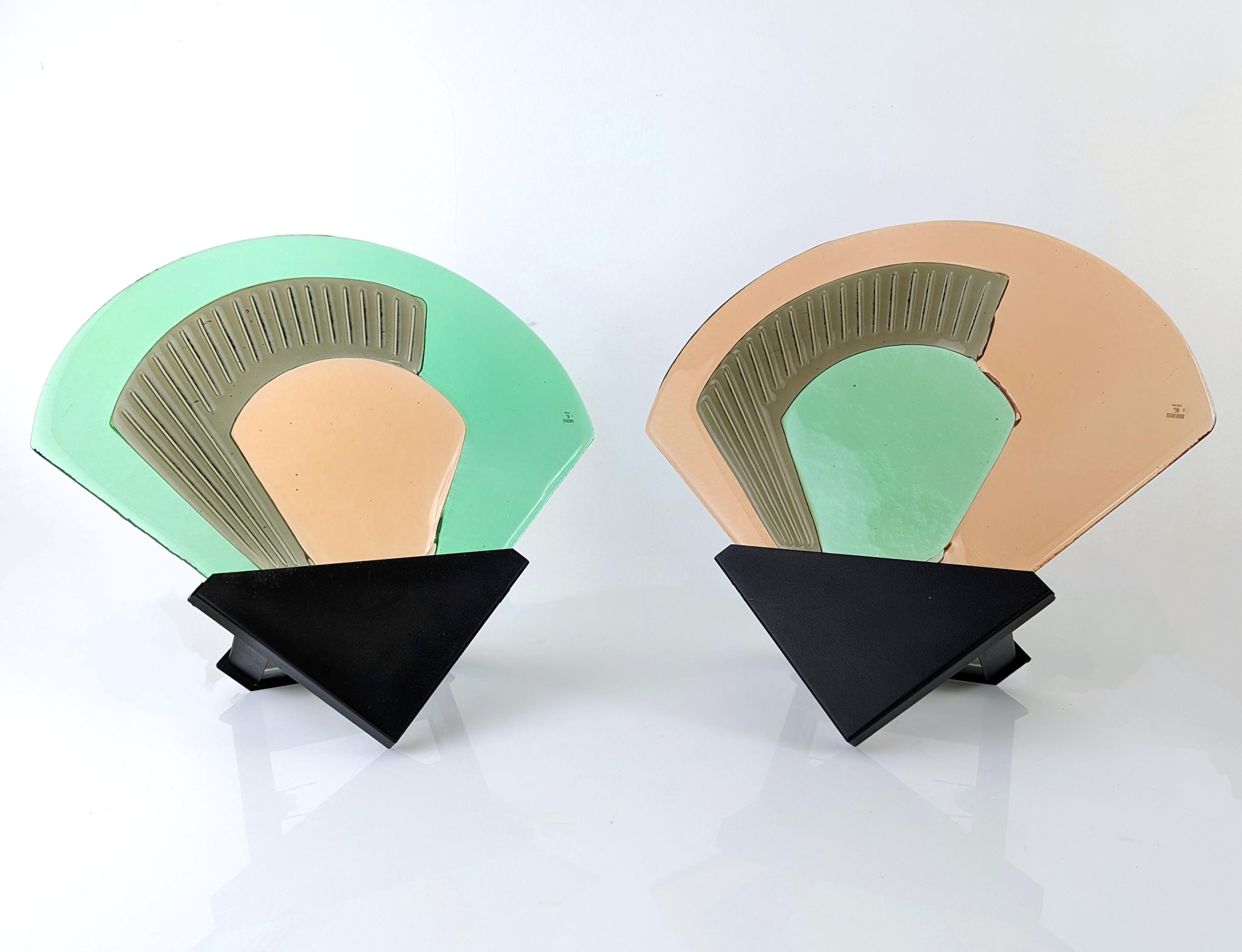 Spektakuläres Paar Vetri Murano Wandleuchter aus handgeformtem Murano-Glas mit auffallender geometrischer Ästhetik, Italien, 1980er Jahre. Diese architektonischen Wandleuchten zeichnen sich durch eine raffinierte fächerförmige Silhouette aus, die