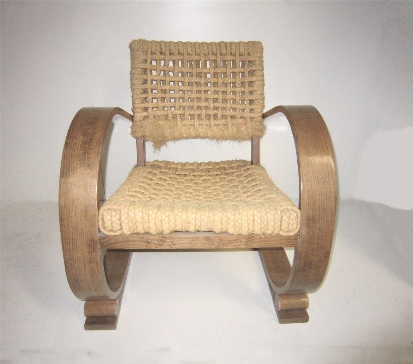 Un ensemble de deux chaises de salon tribales françaises du Midcentury au design iconique créé. 
par Adrien Audoux & Frida Minet pour le fabricant Vibo Vesoul.
Les designers français Adrien Audoux & Frida Minet ont inventé ce fauteuil rustique