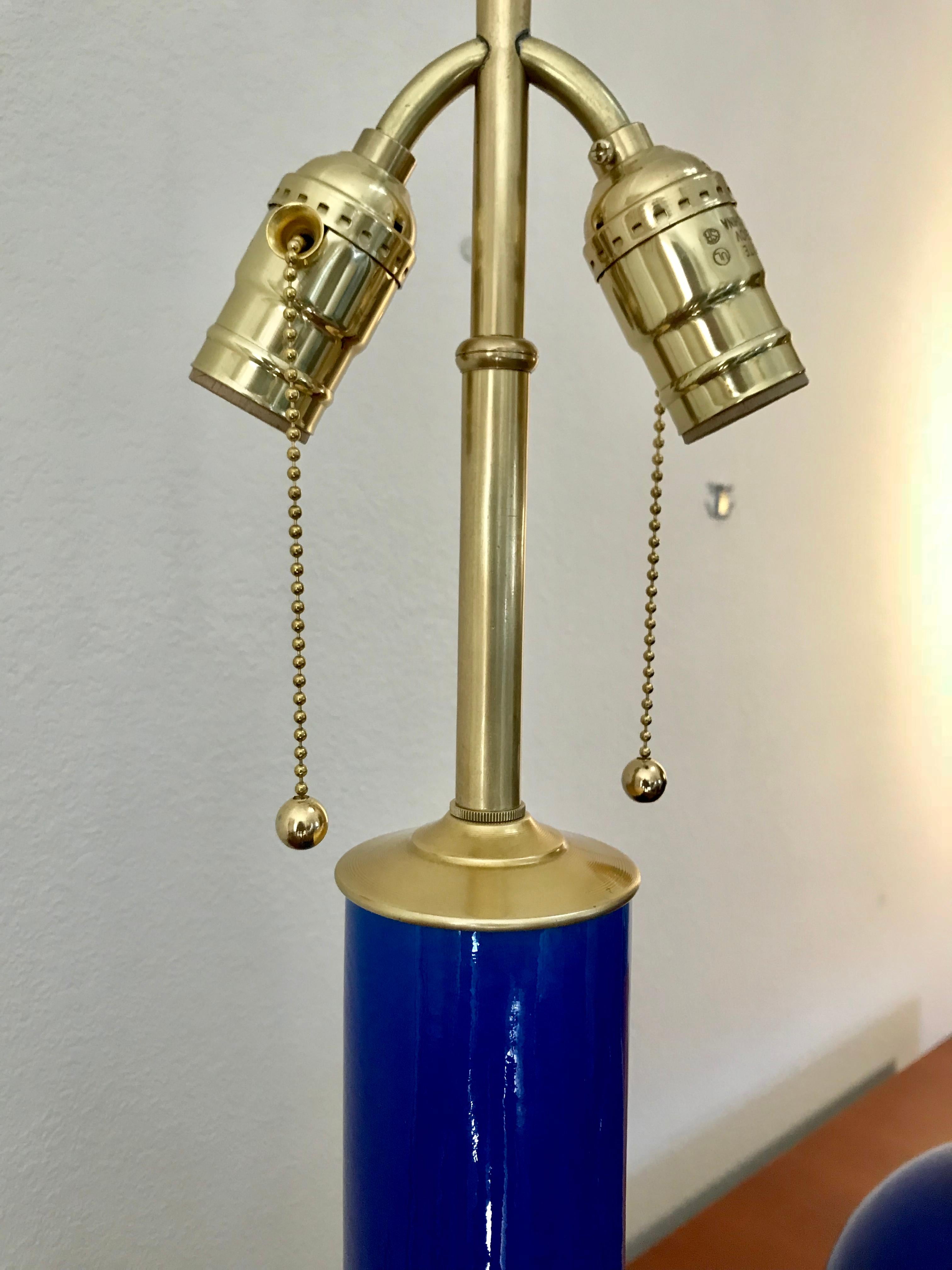 Pair of Vibrant Blue Porcelain Lamps on 23-Karat Water Gilt Bases im Zustand „Gut“ in Dallas, TX