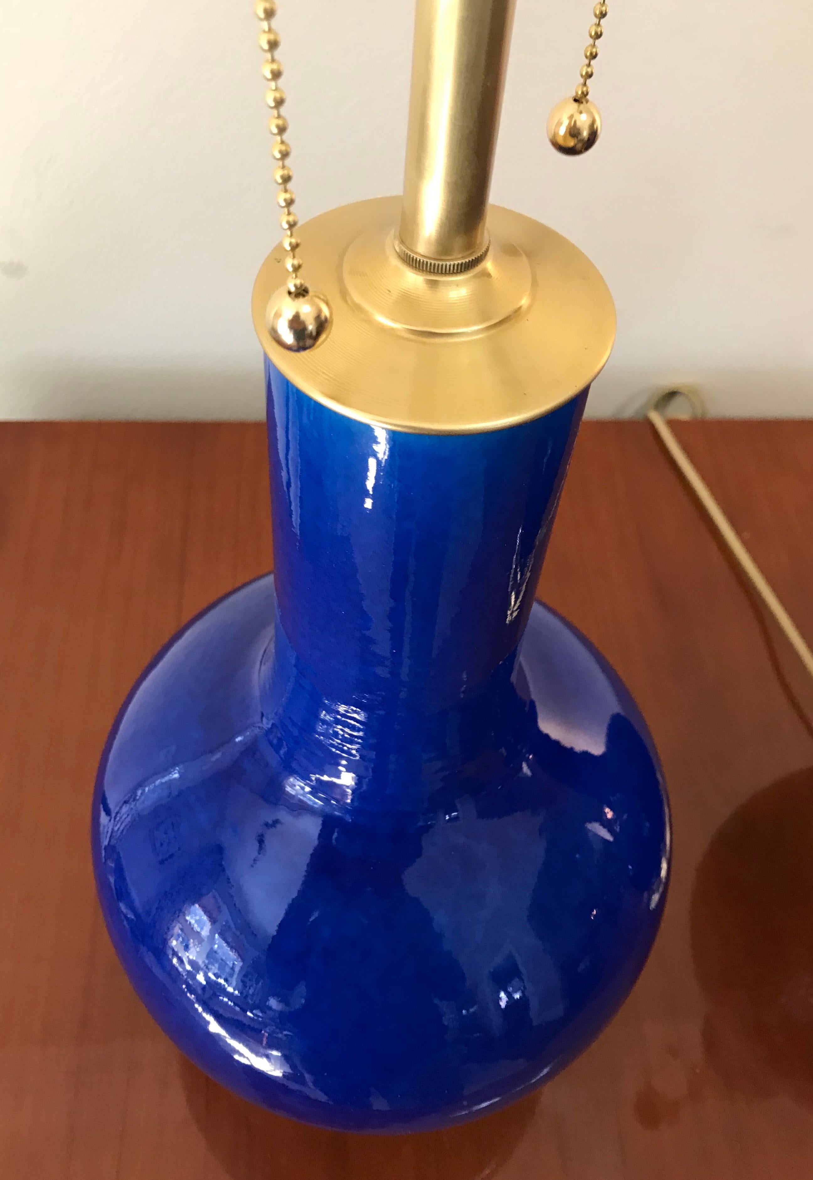 Pair of Vibrant Blue Porcelain Lamps on 23-Karat Water Gilt Bases (20. Jahrhundert)