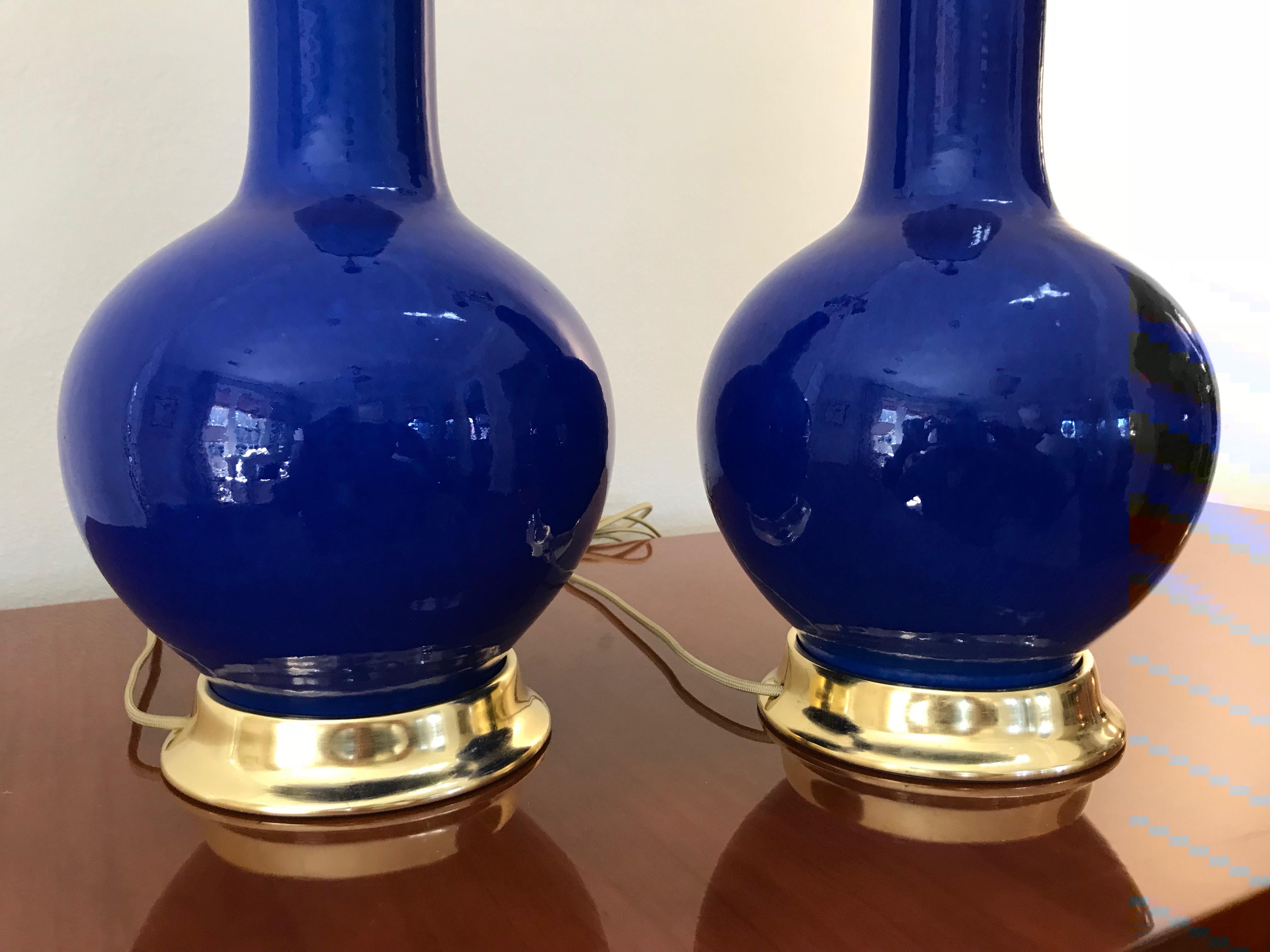 Pair of Vibrant Blue Porcelain Lamps on 23-Karat Water Gilt Bases (Porzellan)