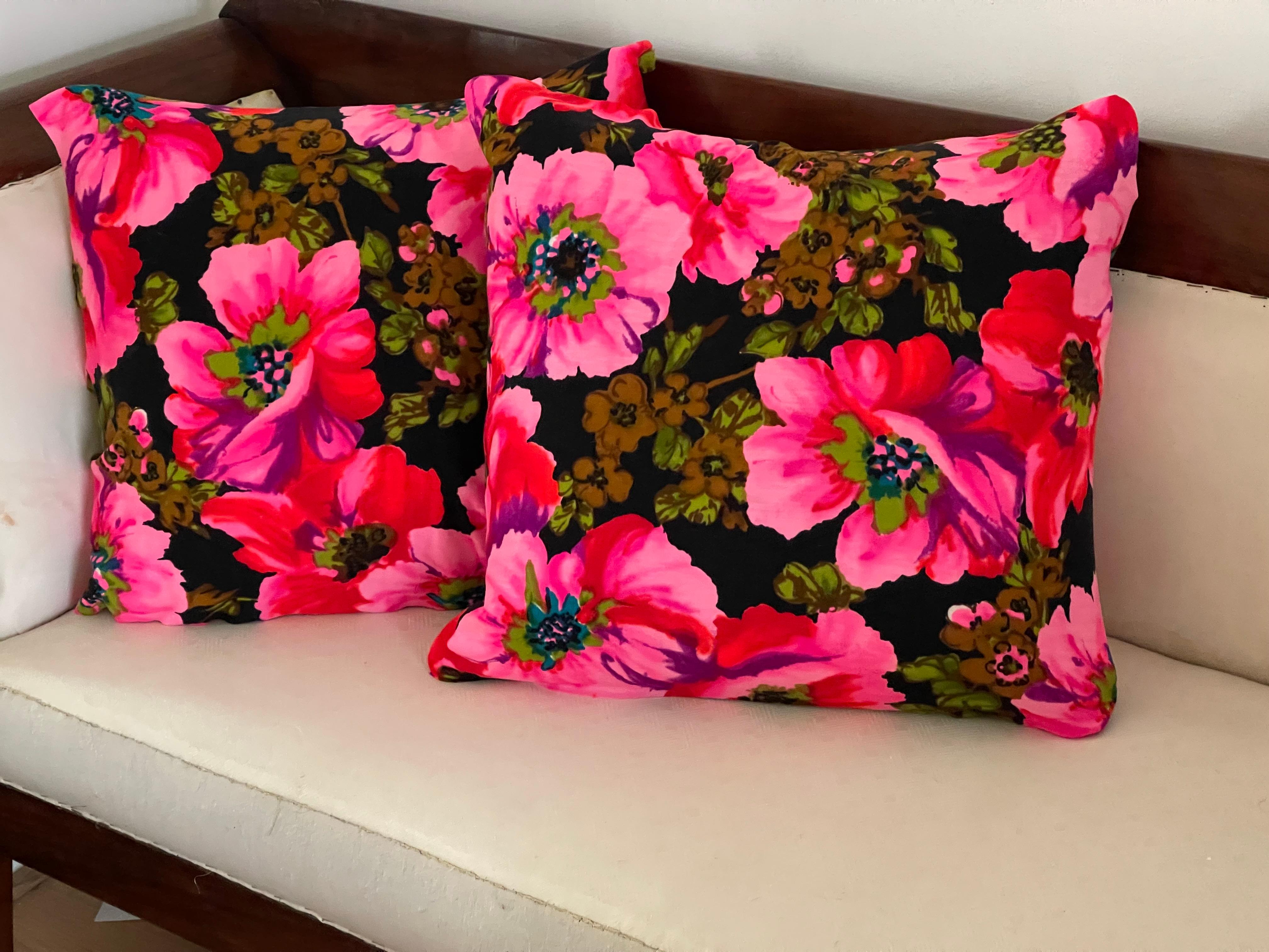 Paire de coussins floraux personnalisés - grandes roses sur fond brun noir. Rempli de canard feathand down.