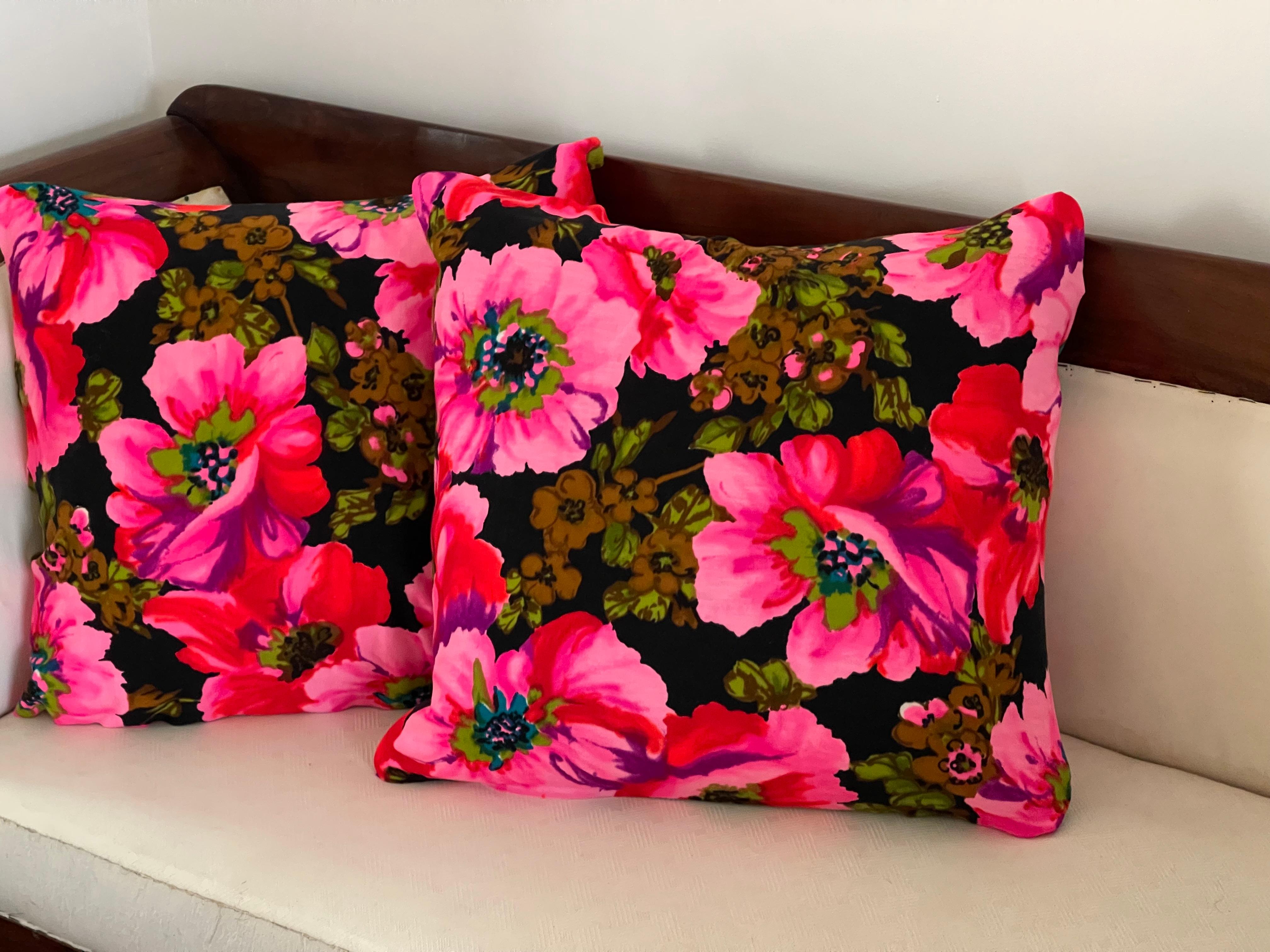 XXIe siècle et contemporain Paire de coussins rose vif avec plumes en vente
