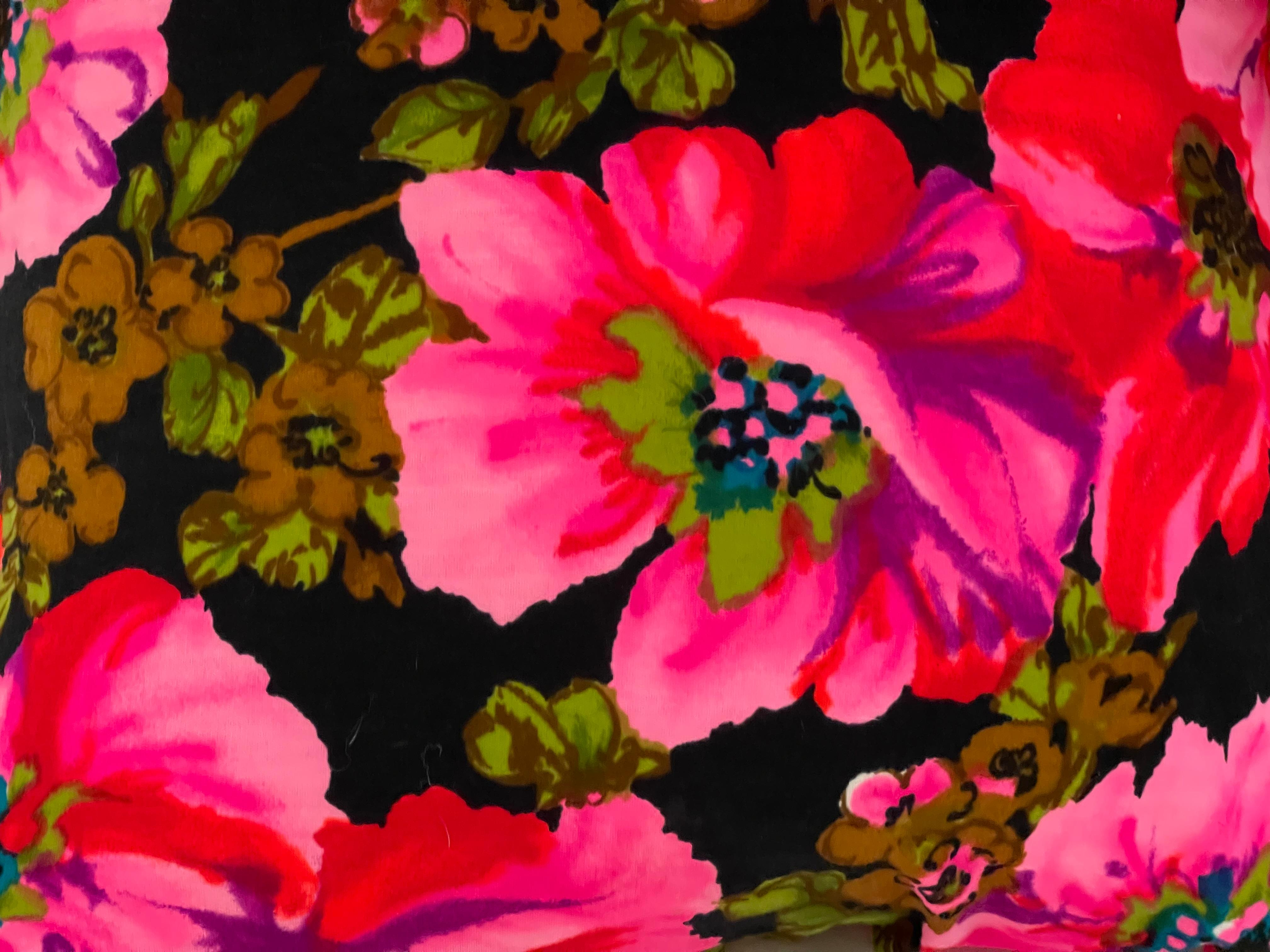 Paire de coussins rose vif avec plumes en vente 1