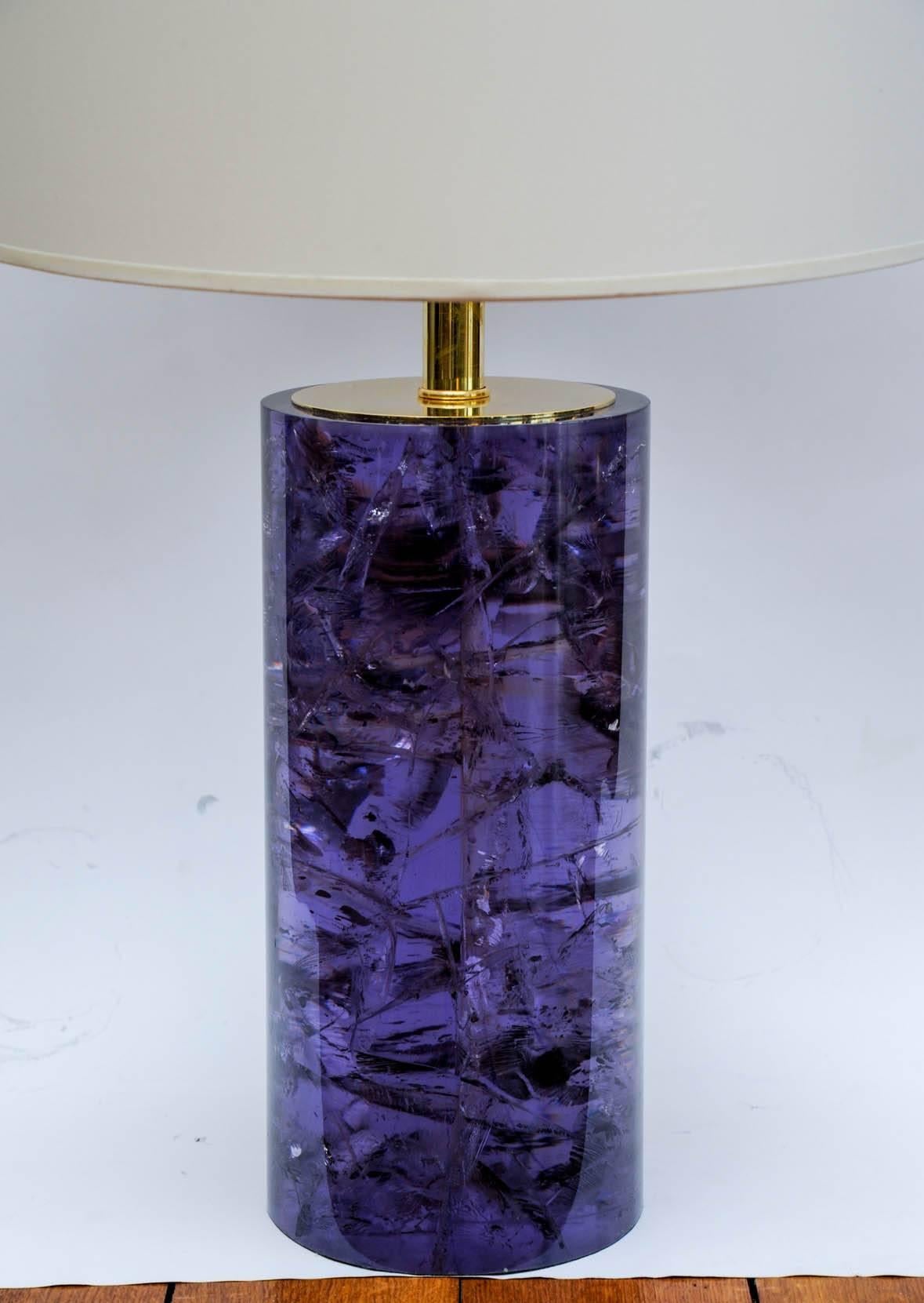 Pair of table lamp made of a cylinder of vibrant purple fractal resin, ended by a polished brass plate.