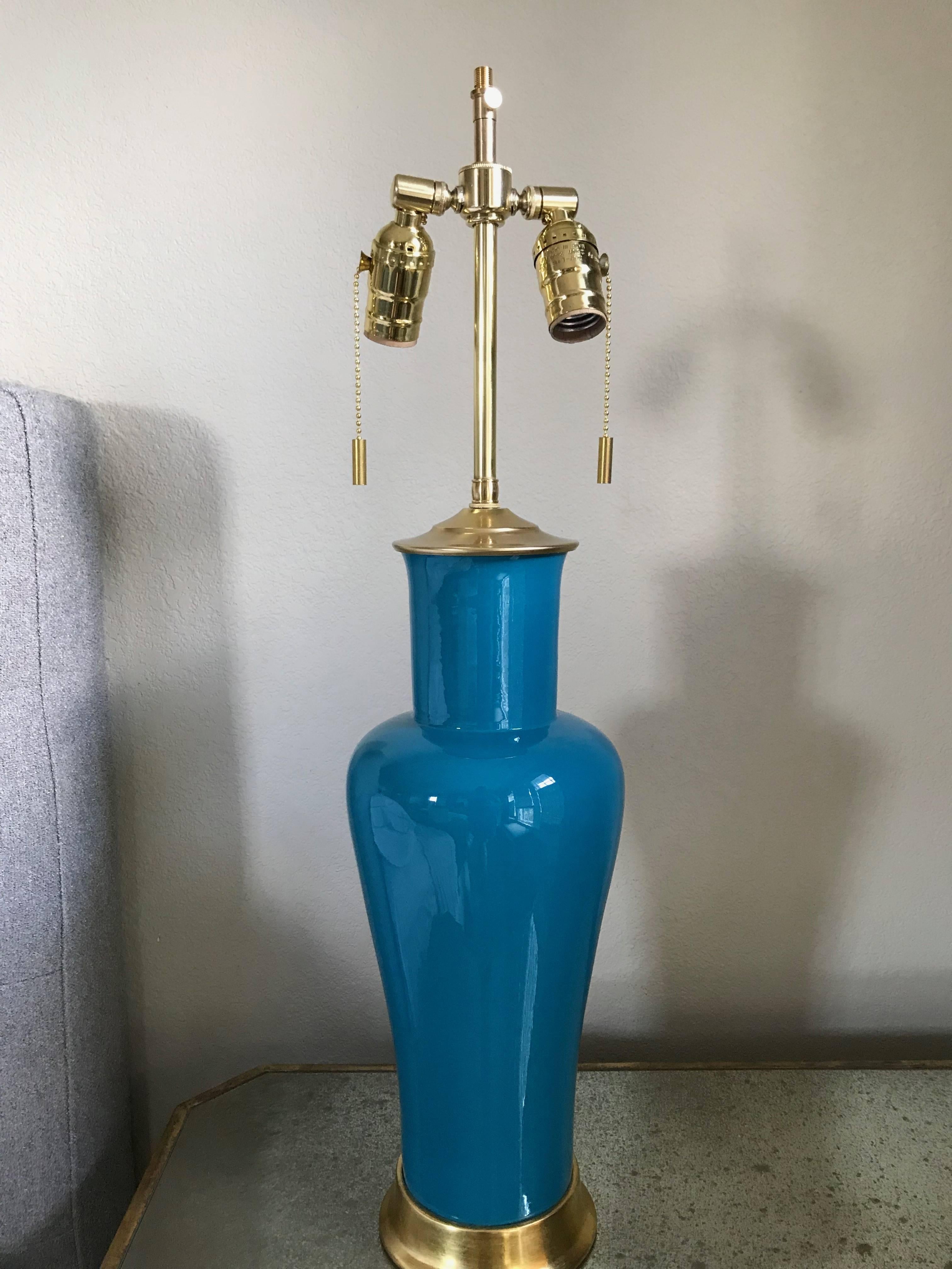 Pair of Vibrant Teal Porcelain Lamps on 23-Karat Water Giltwood Bases In Excellent Condition In Dallas, TX