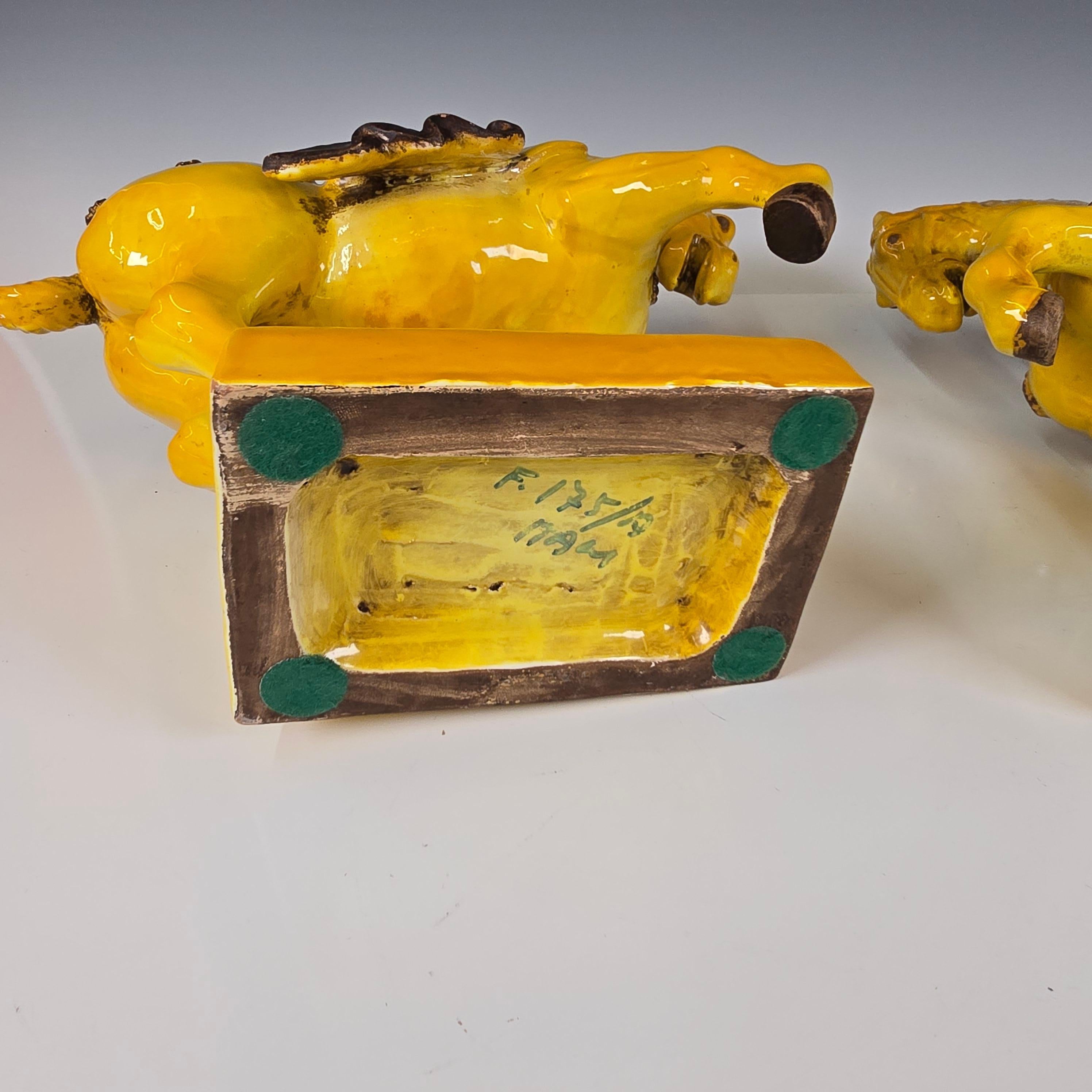 Pareja de caballos de mayólica italiana amarilla vibrante de la Tang Dynasty en venta 2