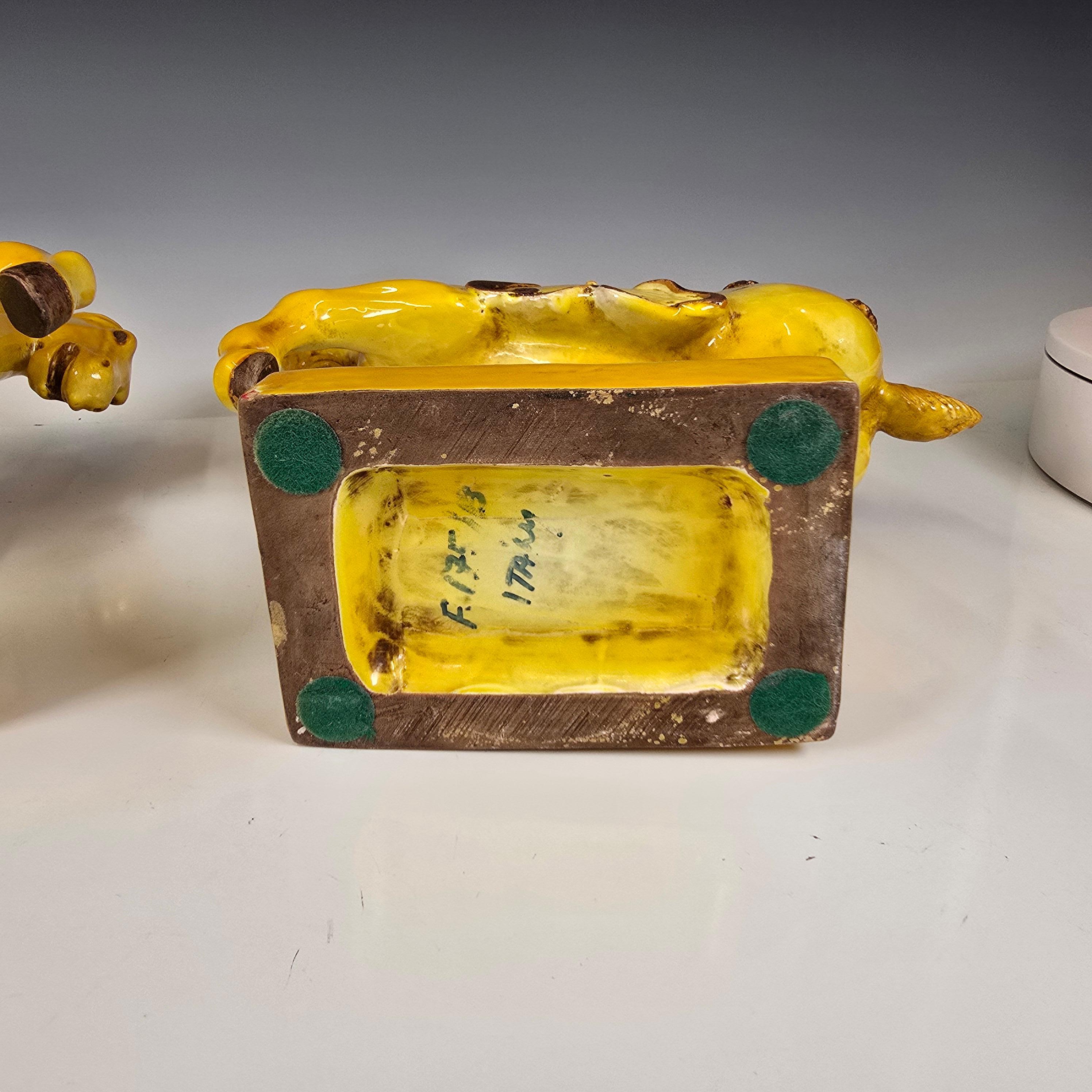 Pareja de caballos de mayólica italiana amarilla vibrante de la Tang Dynasty en venta 3