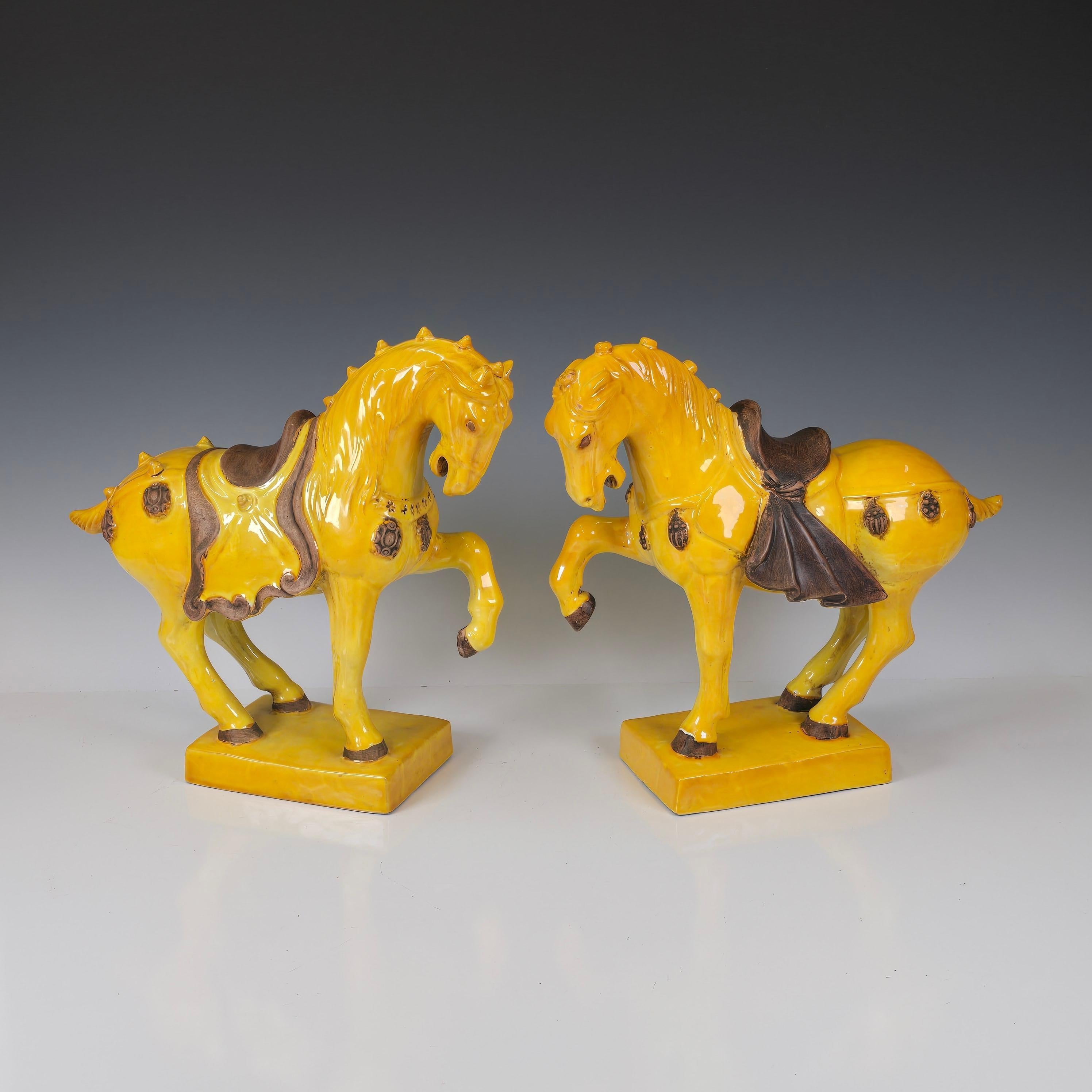 Pareja de esculturas de sobremesa de mayólica italiana de color amarillo vibrante, hechas a semejanza de los Caballos chinos de la dinastía Yang.   El amarillo vibrante hace que pasen de ser normales a extraordinarios.   