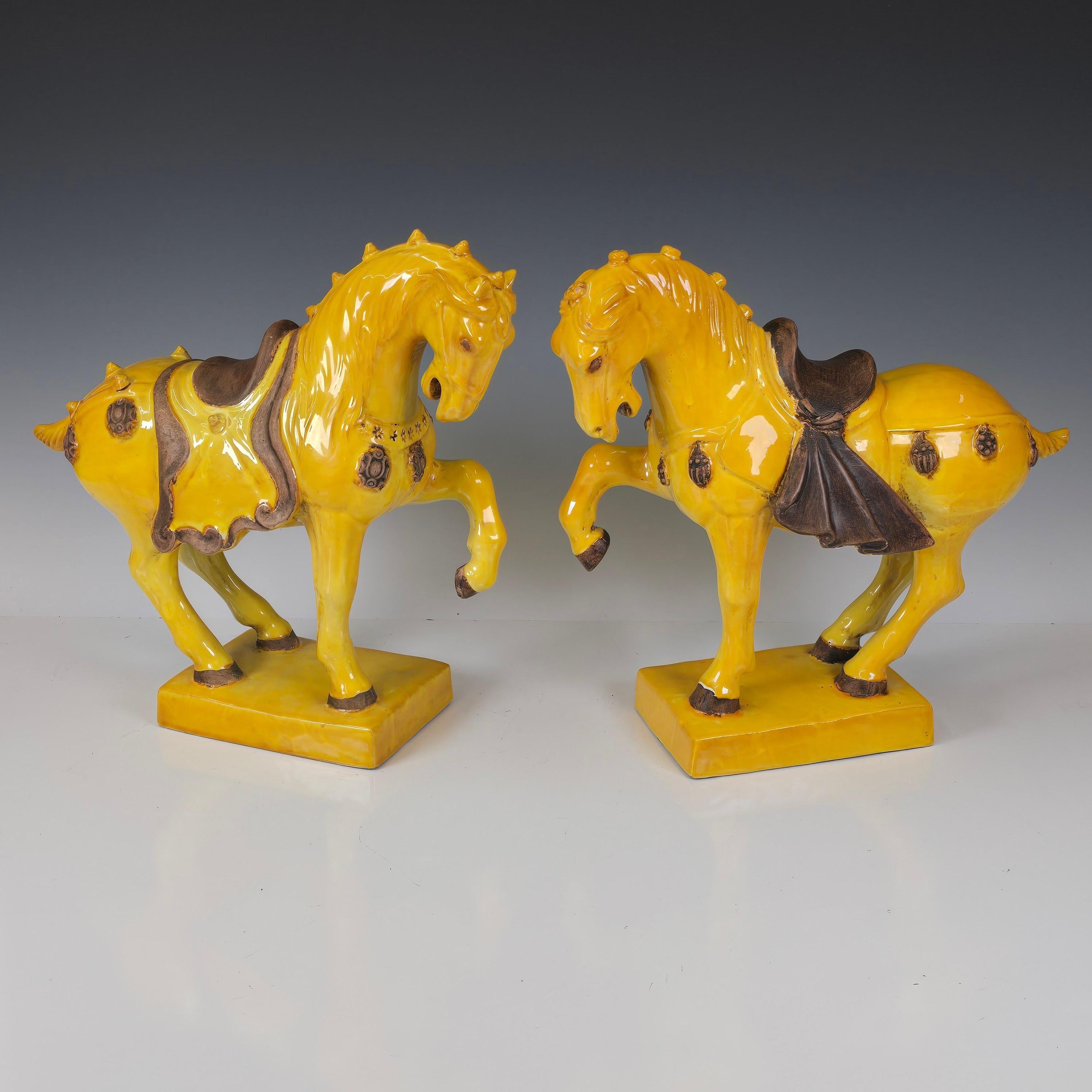 Pareja de caballos de mayólica italiana amarilla vibrante de la Tang Dynasty Regencia de Hollywood en venta