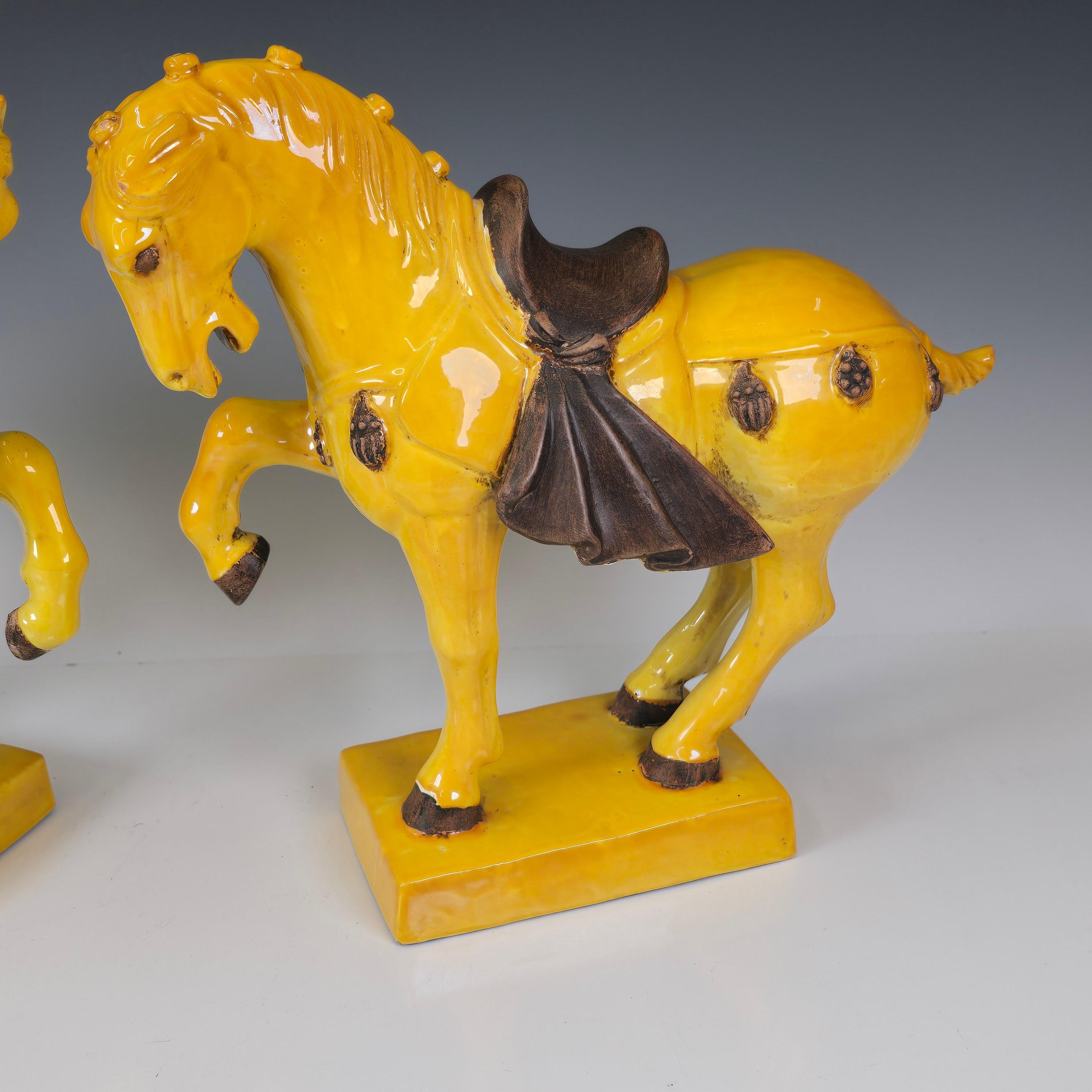 Pareja de caballos de mayólica italiana amarilla vibrante de la Tang Dynasty Italiano en venta