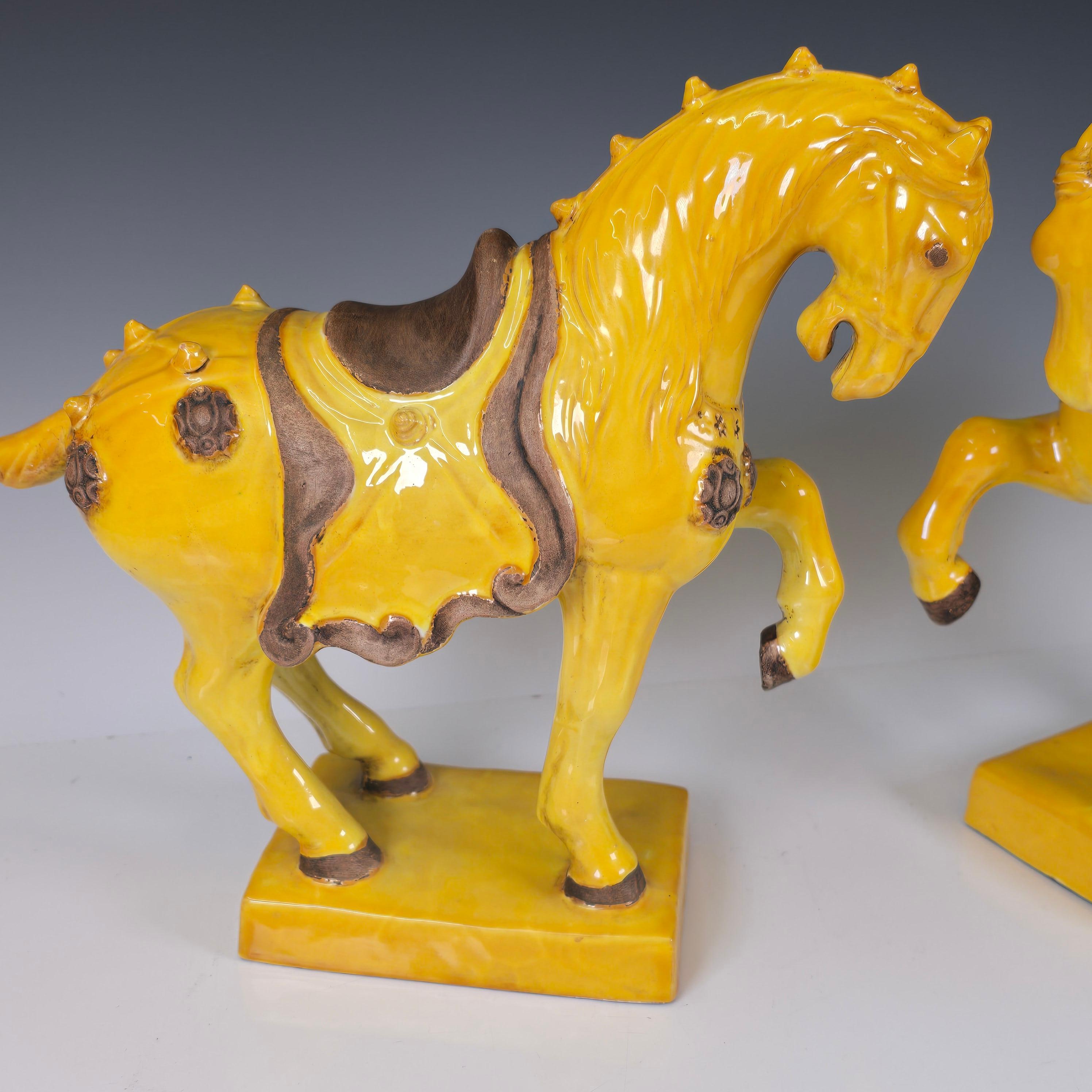 Pareja de caballos de mayólica italiana amarilla vibrante de la Tang Dynasty Glaseado en venta