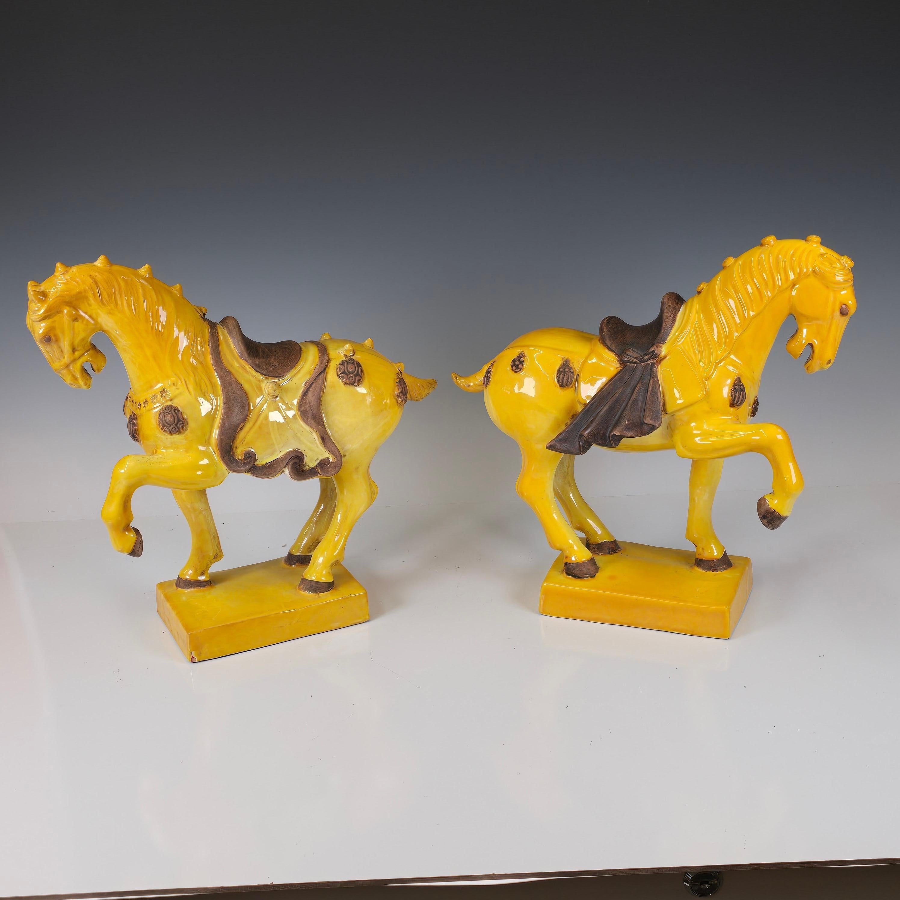 Pareja de caballos de mayólica italiana amarilla vibrante de la Tang Dynasty en Bueno estado para la venta en Kilmarnock, VA