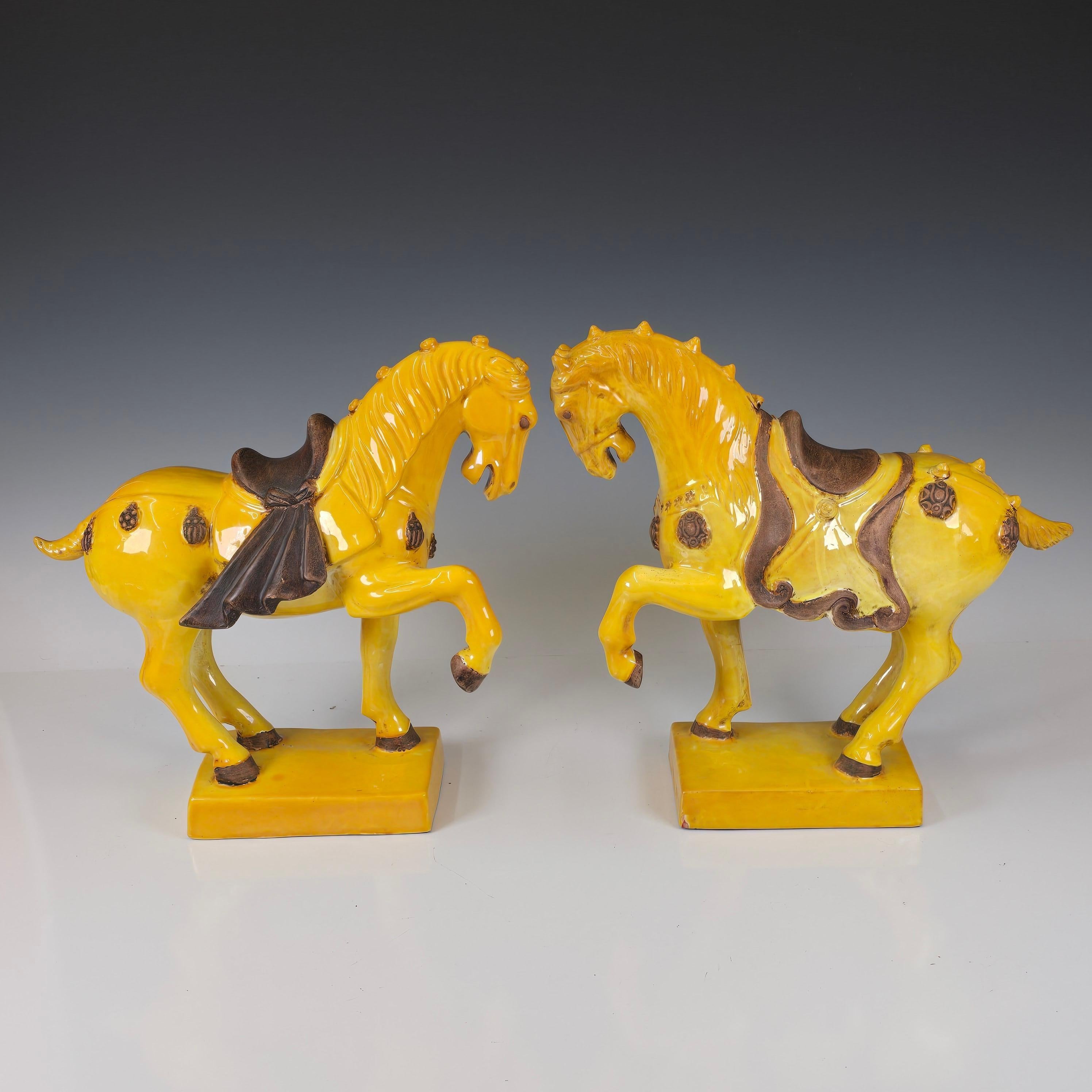 Pareja de caballos de mayólica italiana amarilla vibrante de la Tang Dynasty mediados del siglo XX en venta
