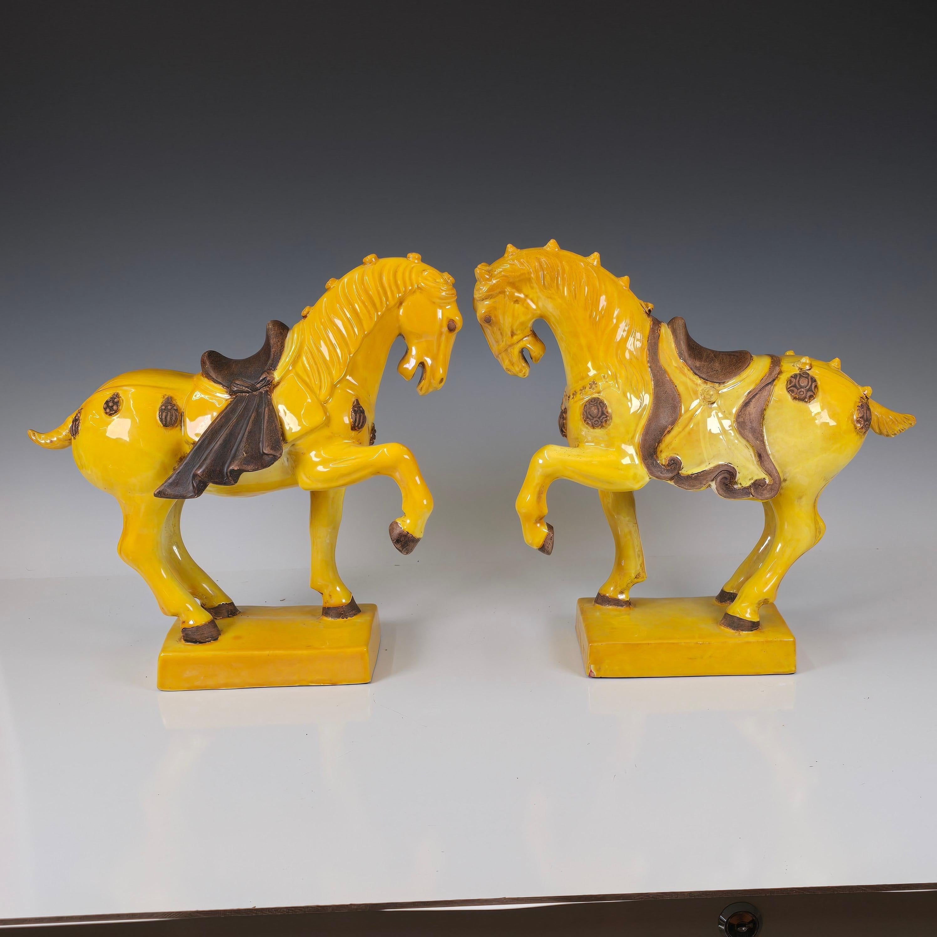 Pareja de caballos de mayólica italiana amarilla vibrante de la Tang Dynasty Loza de barro en venta