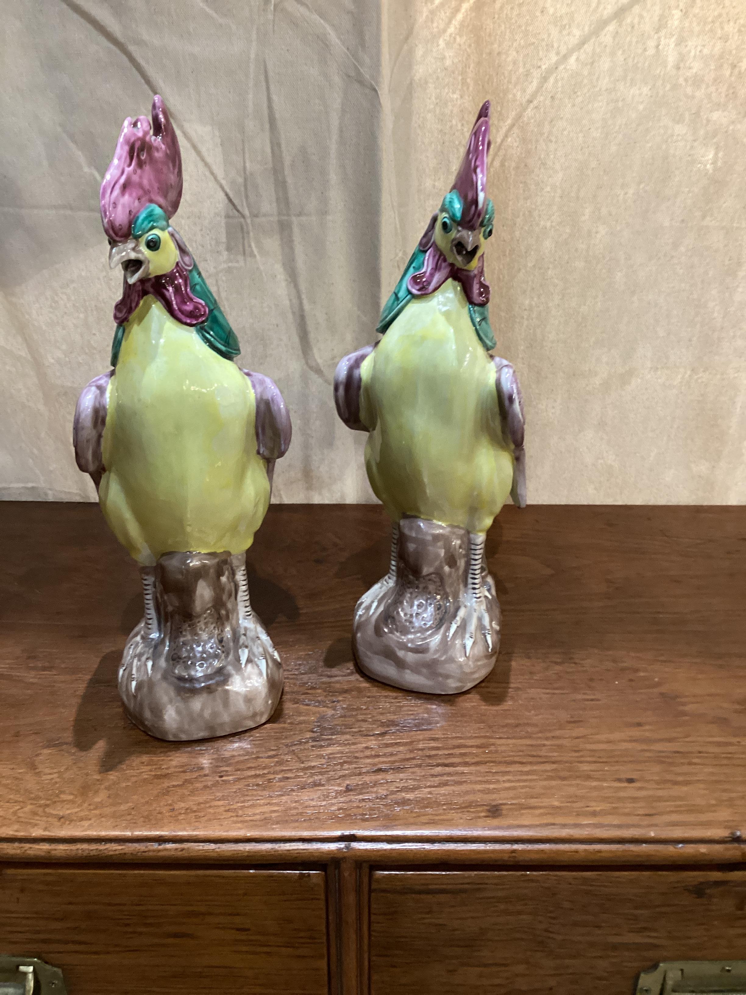 Paar farbenfrohe, farbenfrohe chinesische Keramik- Hahne  (Porzellan) im Angebot
