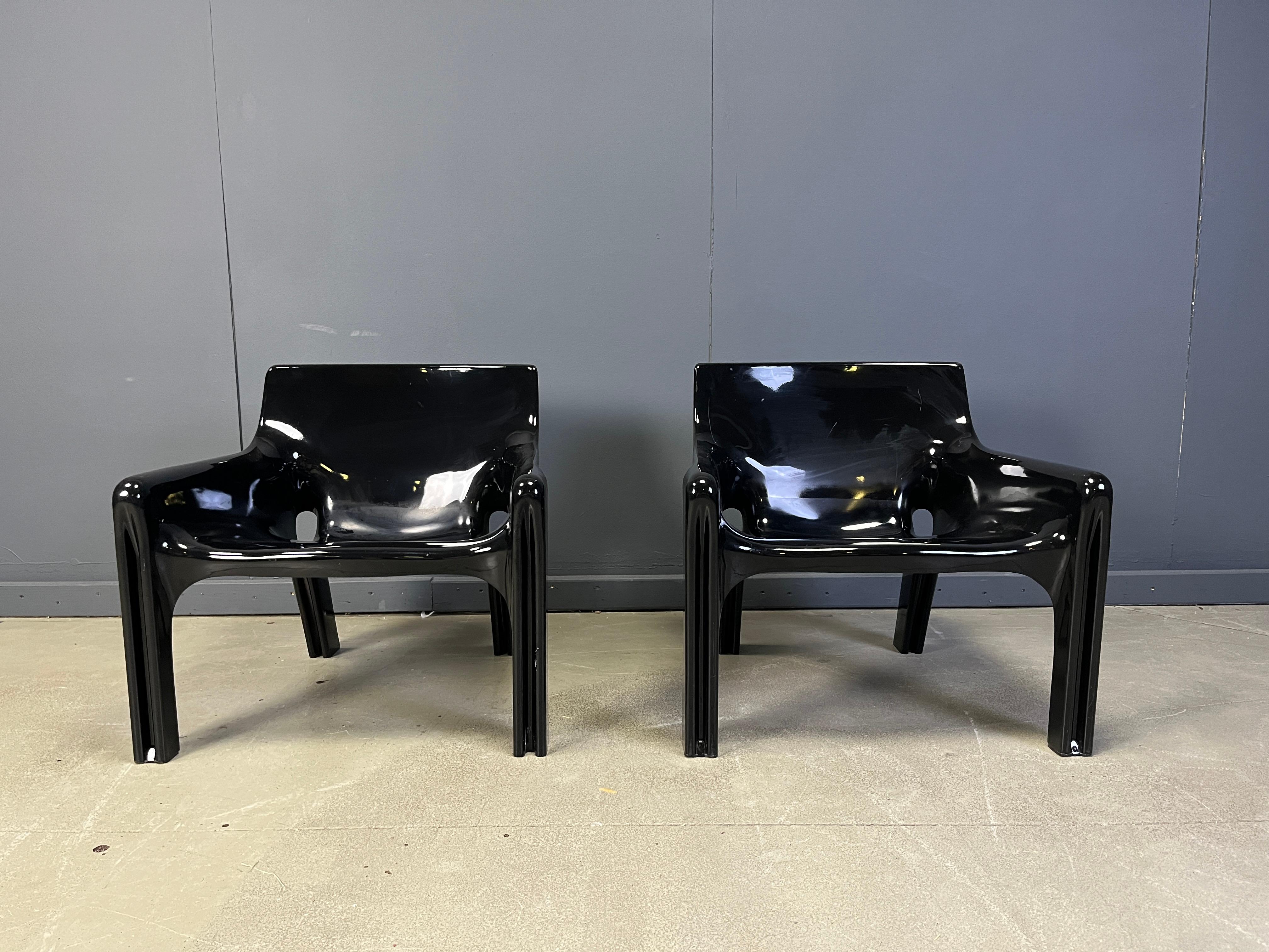 Italiano Coppia di poltrone Vicario di Vico Magistretti per Artemide, anni '70 in vendita