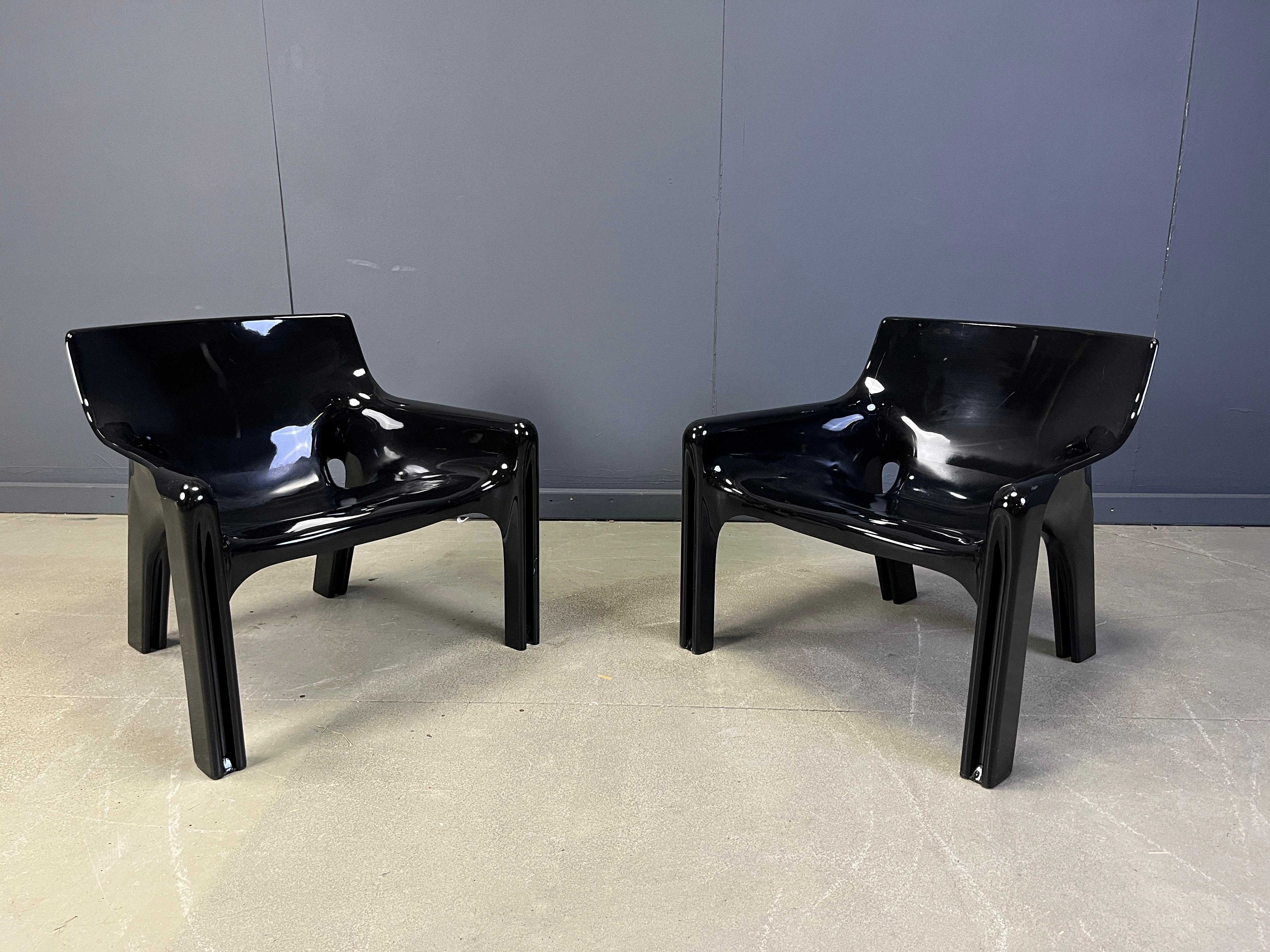 Plastica Coppia di poltrone Vicario di Vico Magistretti per Artemide, anni '70 in vendita