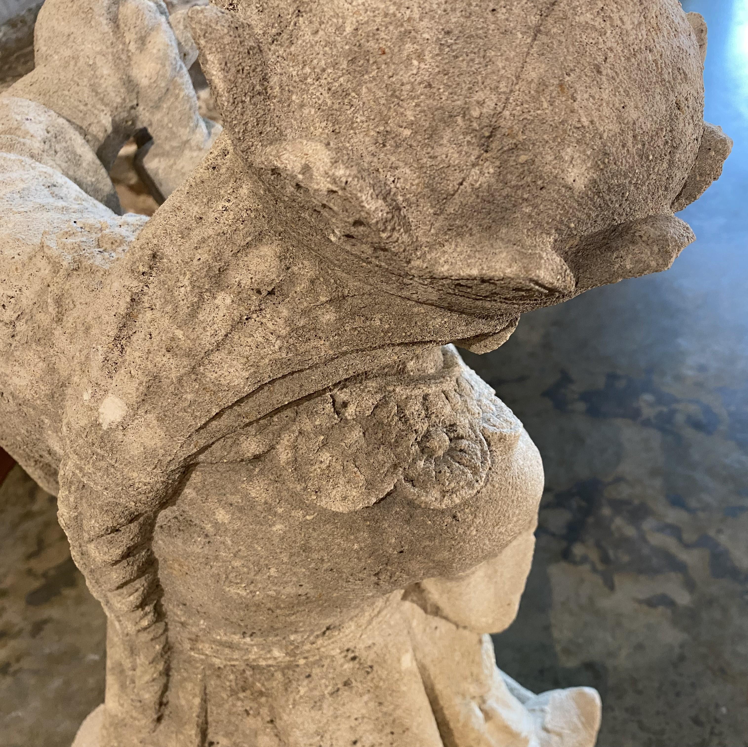 Pareja de figuras de piedra de Vicenza de músicos chinos en venta 5