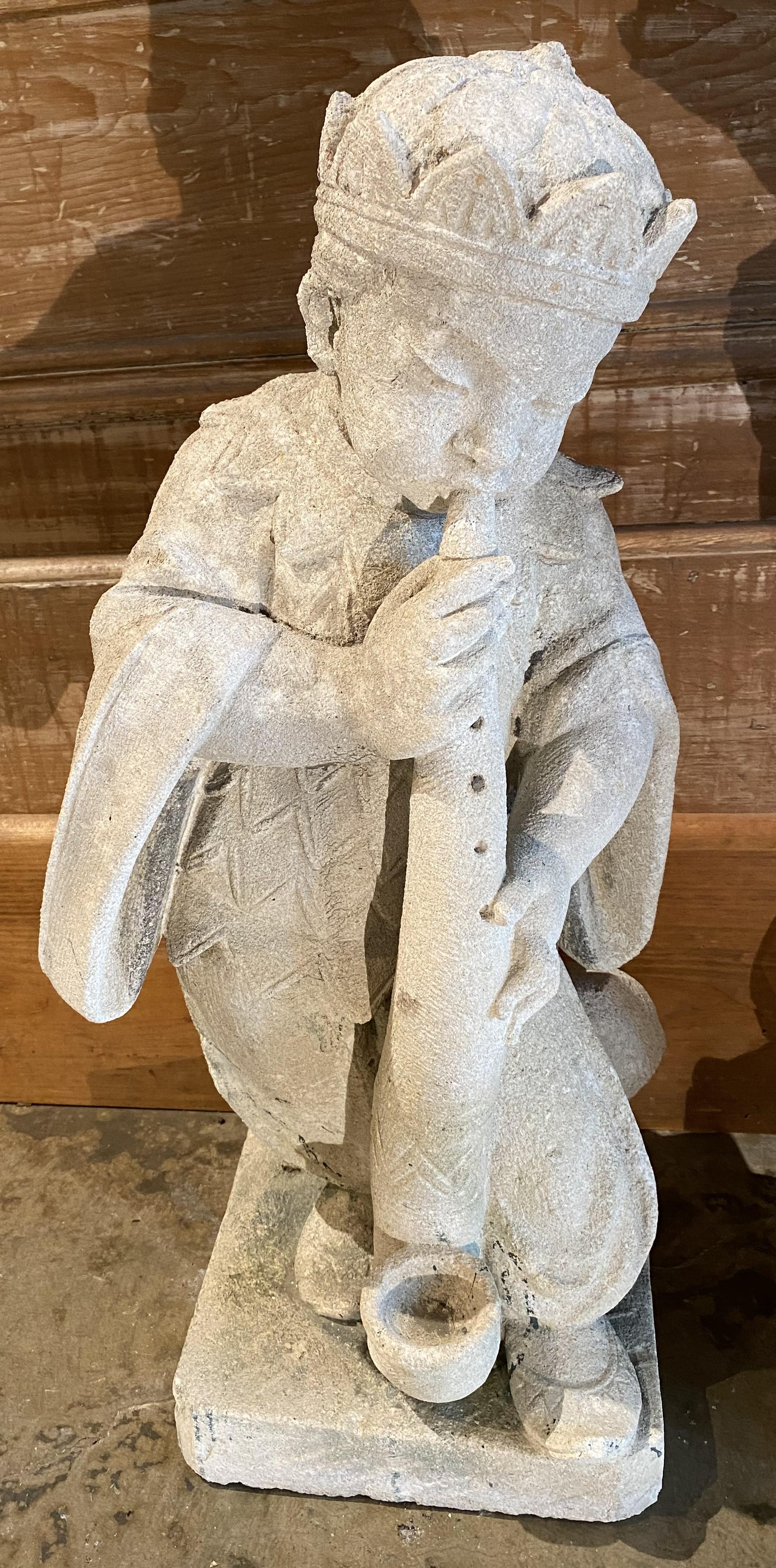 Maravillosa pareja de figuras de piedra de Vicenza de músicos chinos, cada una con un instrumento diferente. Piedra de Vicenza  es una piedra caliza blanquecina, con un tinte amarillo pajizo debido a mínimos restos de arcilla,  resistentes a las