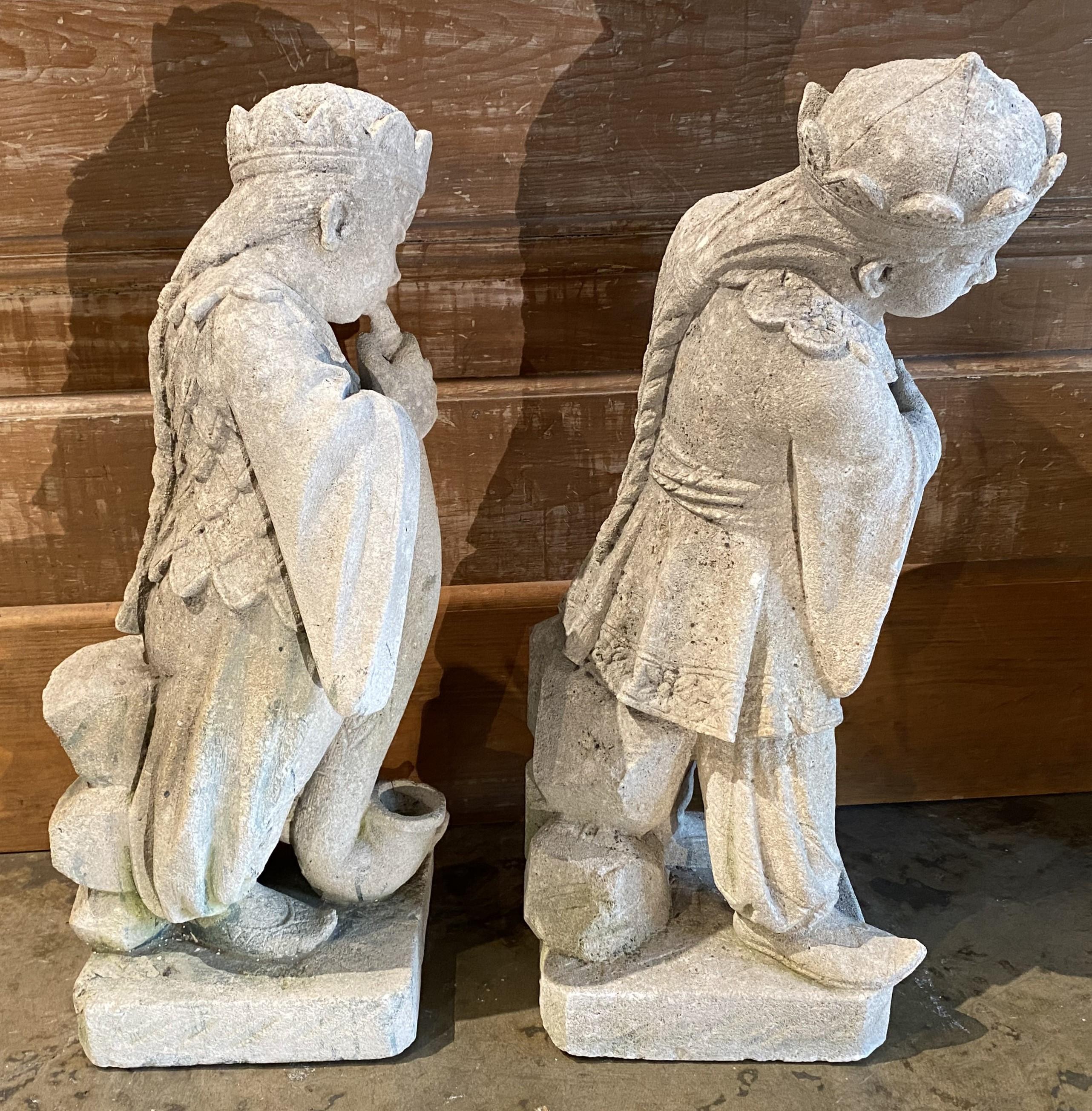 Pareja de figuras de piedra de Vicenza de músicos chinos Tallado a mano en venta