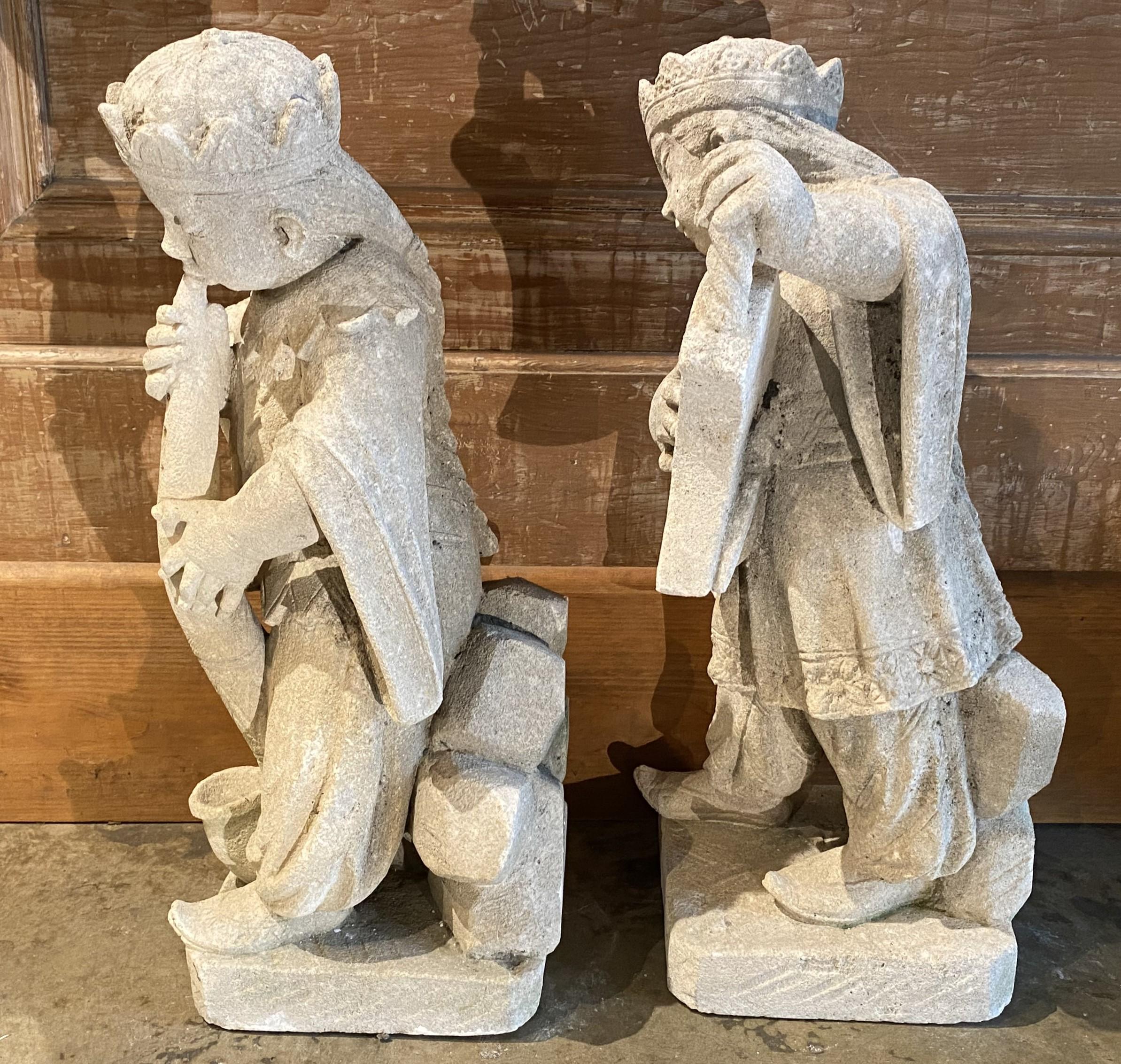 Pareja de figuras de piedra de Vicenza de músicos chinos siglo XX en venta