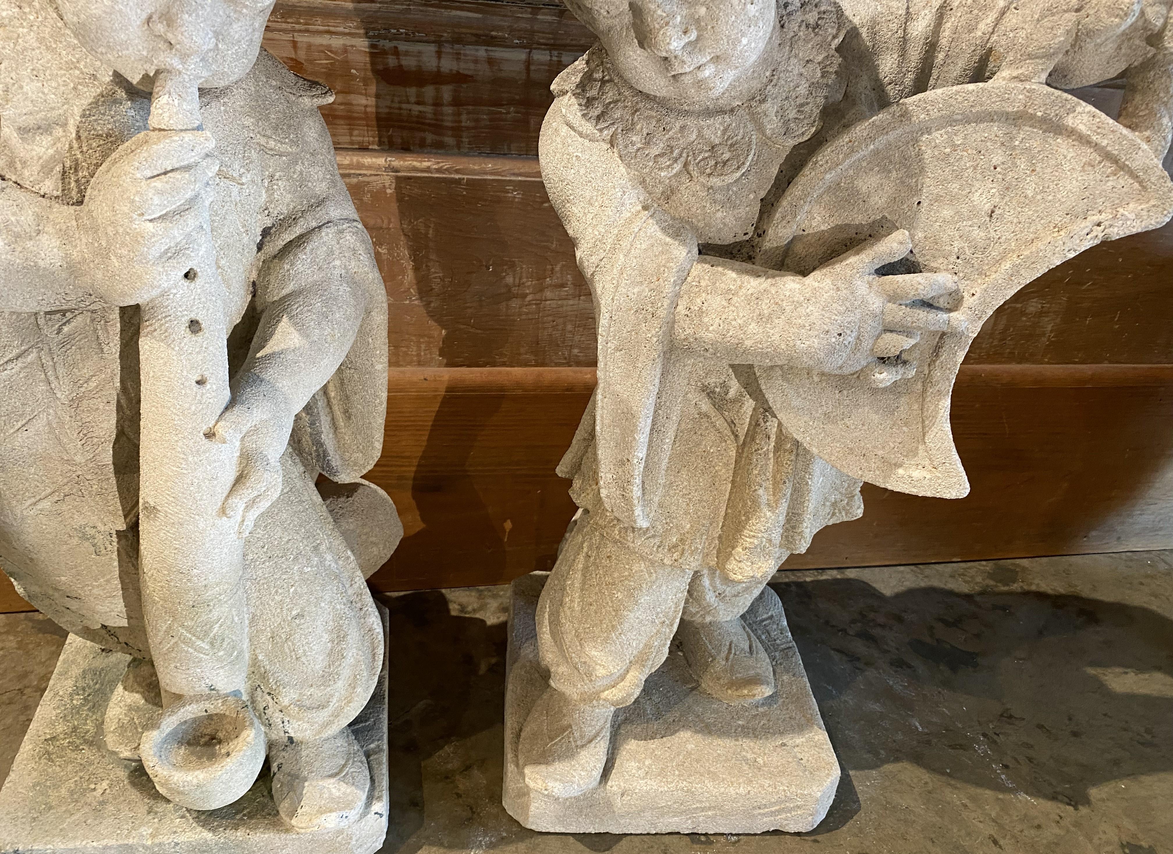 Pareja de figuras de piedra de Vicenza de músicos chinos en venta 1