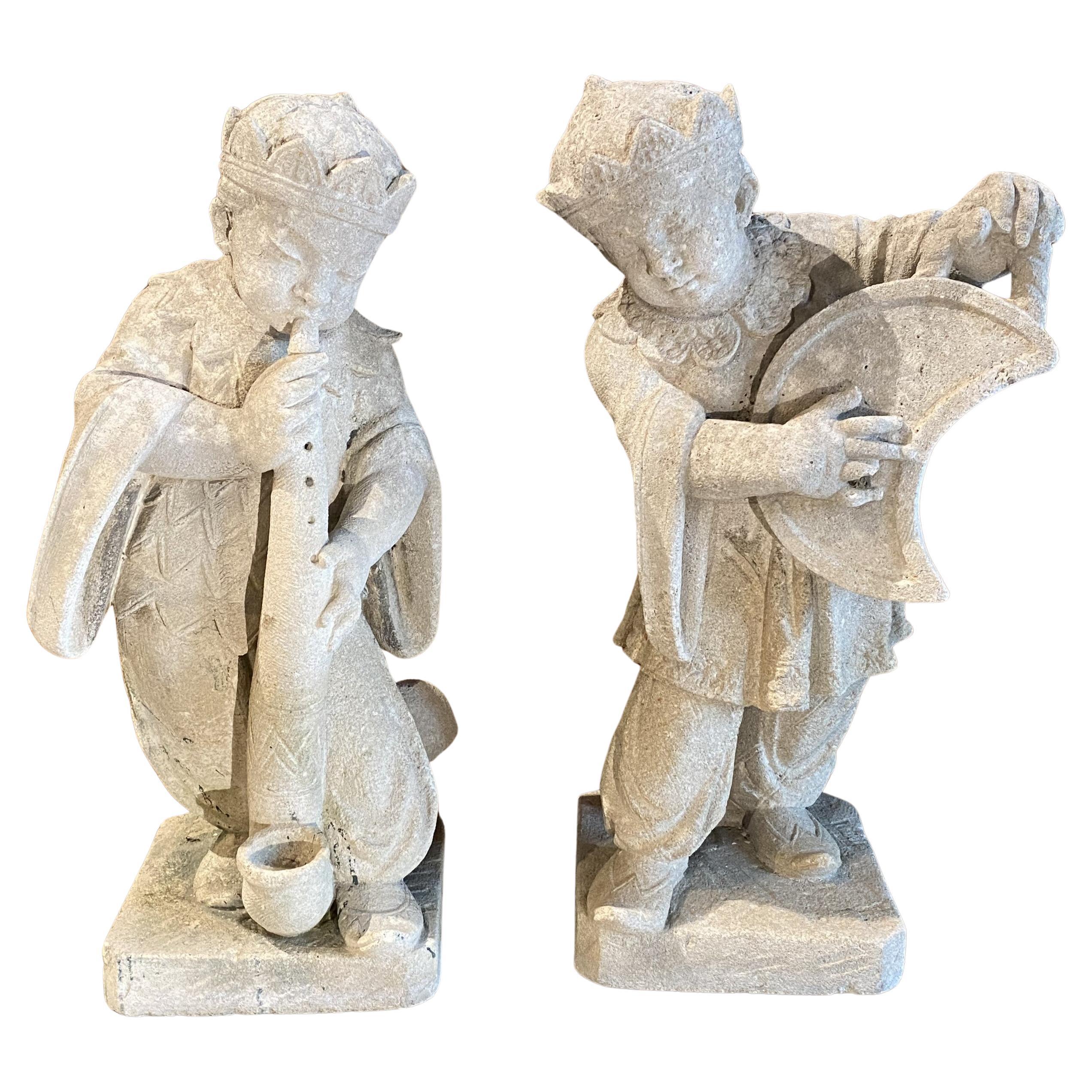 Pareja de figuras de piedra de Vicenza de músicos chinos en venta