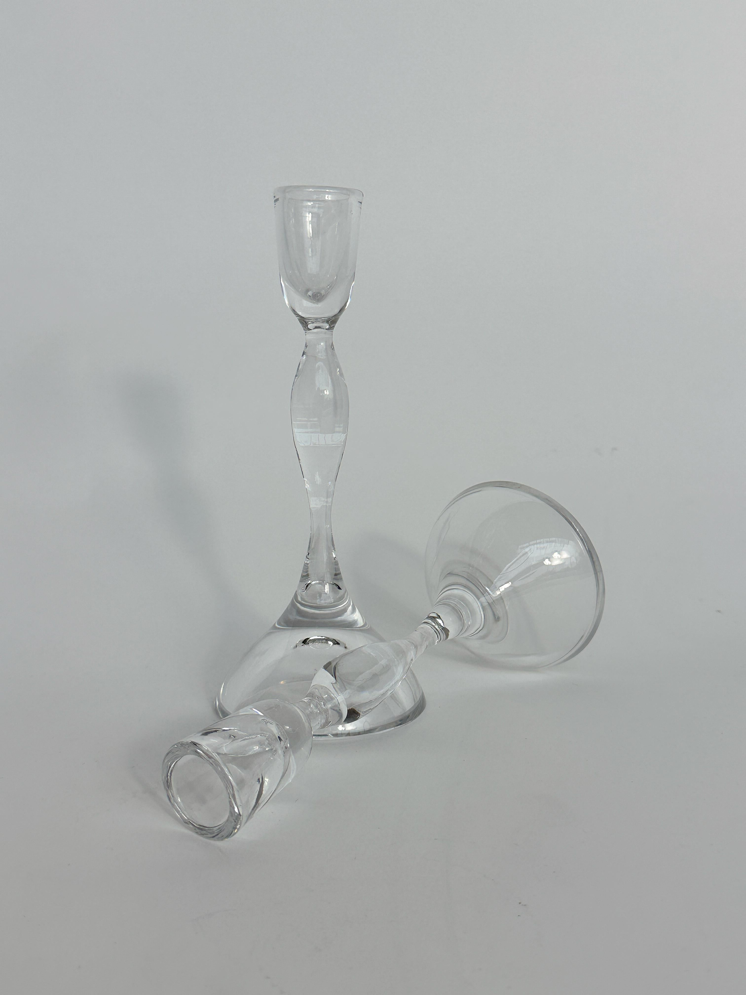 Paar Vicke Lindstrand Kristall-Kerzenständer Kosta Glas Schweden 1960er Jahre (Schwedisch) im Angebot