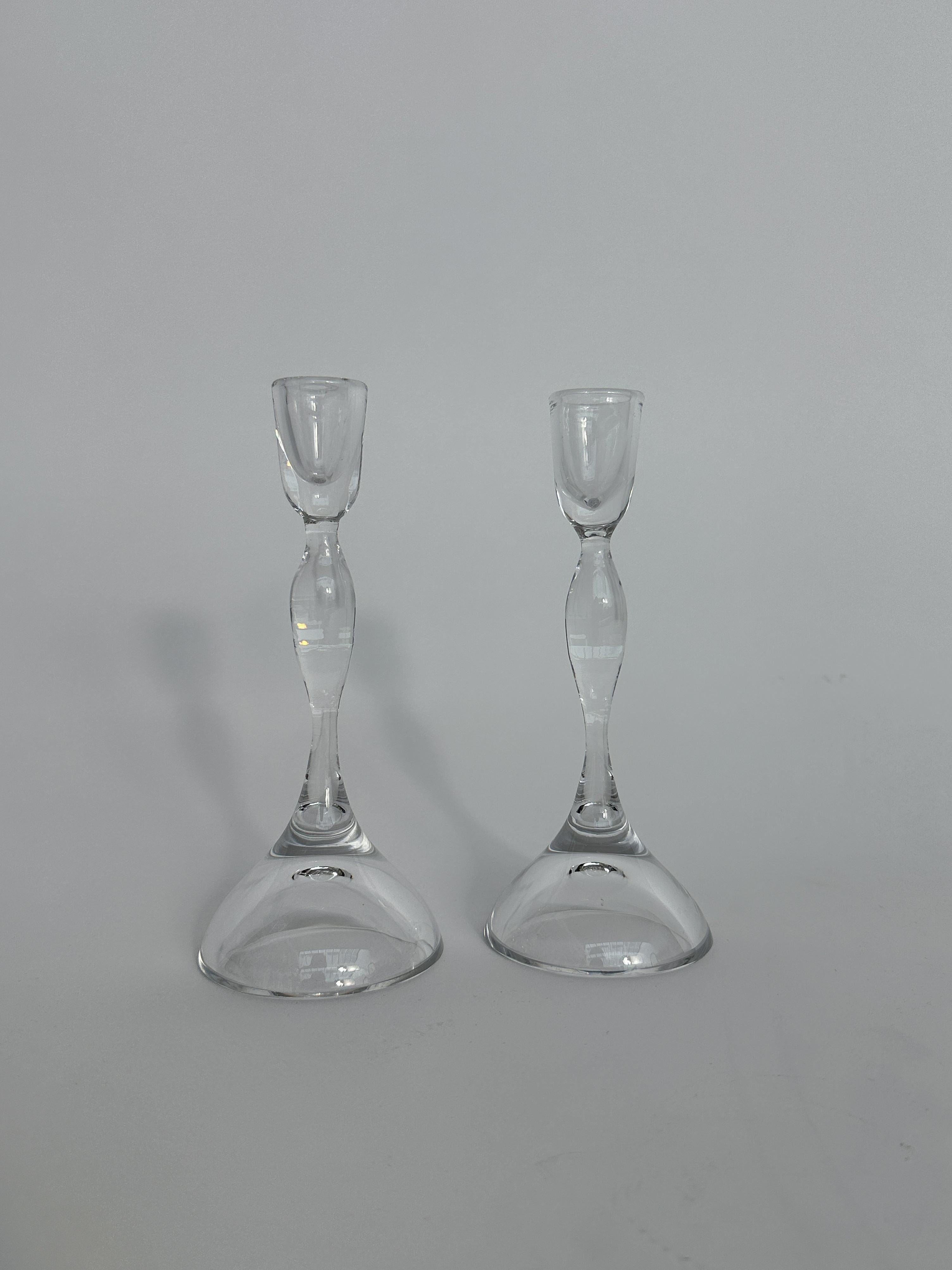 Paar Vicke Lindstrand Kristall-Kerzenständer Kosta Glas Schweden 1960er Jahre (Handgefertigt) im Angebot