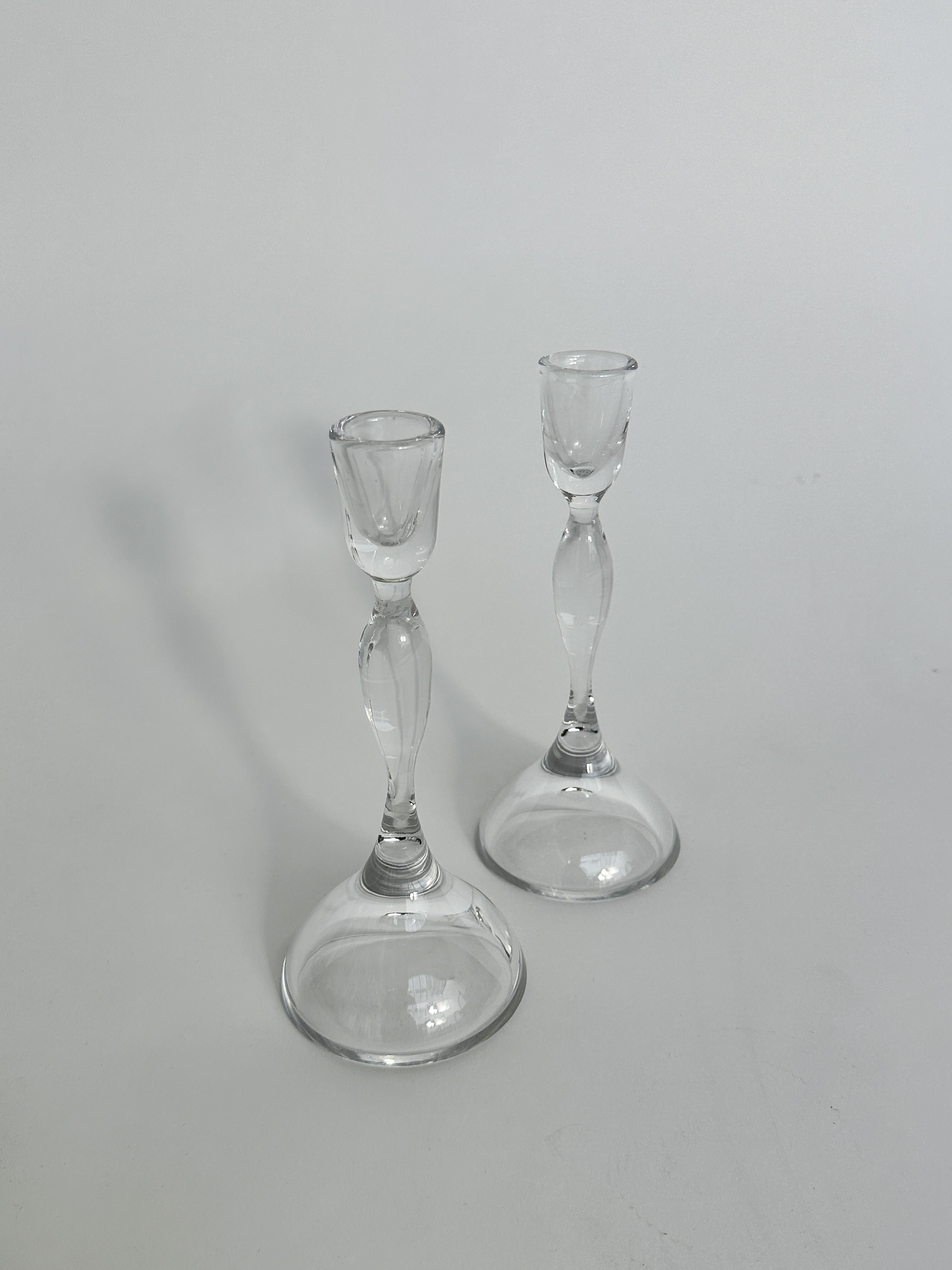 Paar Vicke Lindstrand Kristall-Kerzenständer Kosta Glas Schweden 1960er Jahre im Zustand „Gut“ im Angebot in Basel, BS