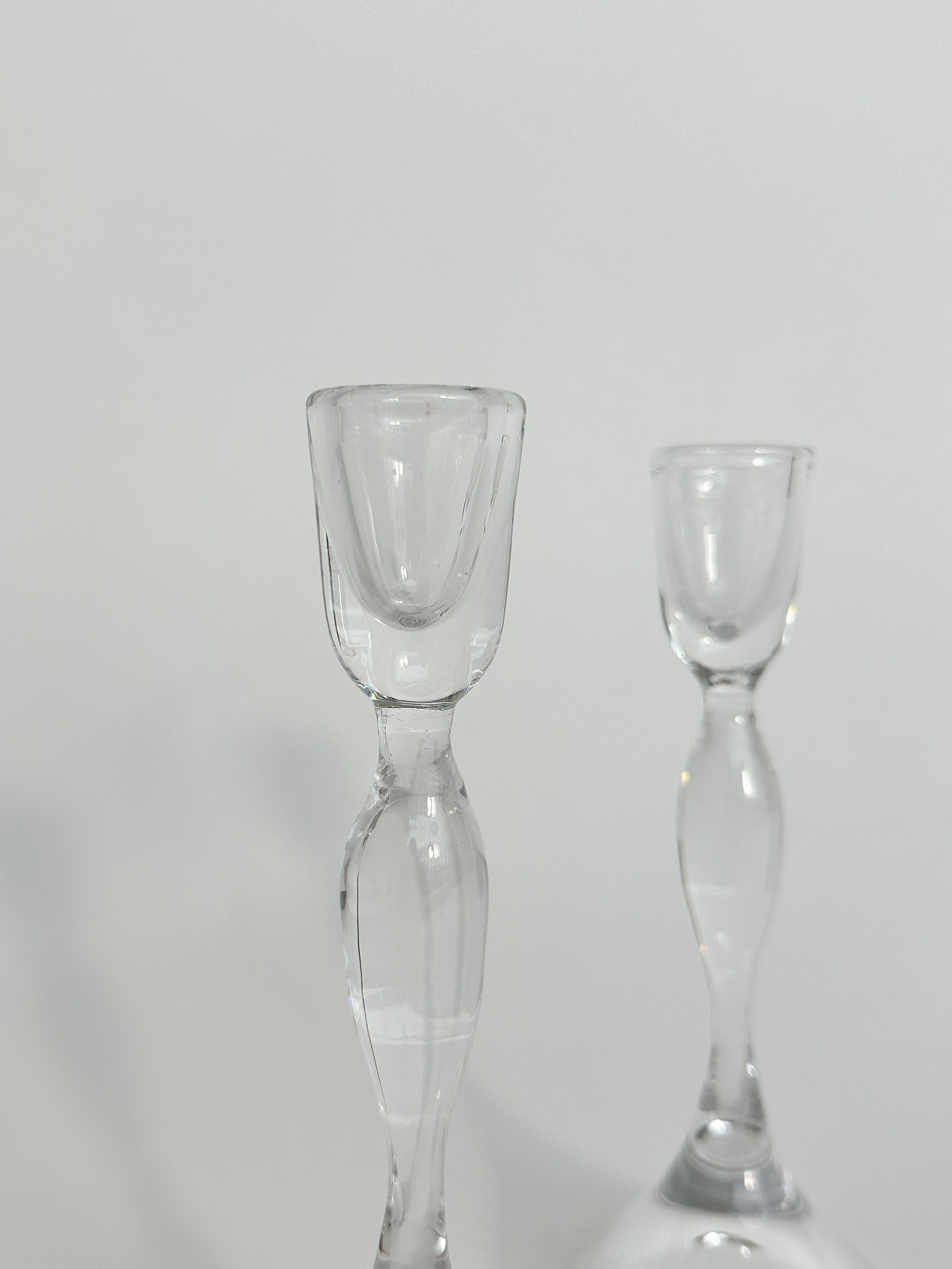 Paar Vicke Lindstrand Kristall-Kerzenständer Kosta Glas Schweden 1960er Jahre (Mitte des 20. Jahrhunderts) im Angebot