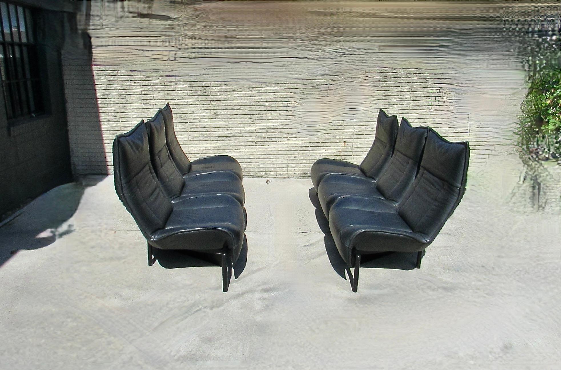 Post-Modern Pair of Vico Magistretti Cassina black leather Veranda sofas For Sale